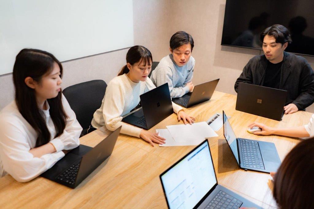 フルタイムの他、パートタイマーとして子育て中の女性や短時間正社員枠を利用するなど女性が働きやすい制度が整っている。