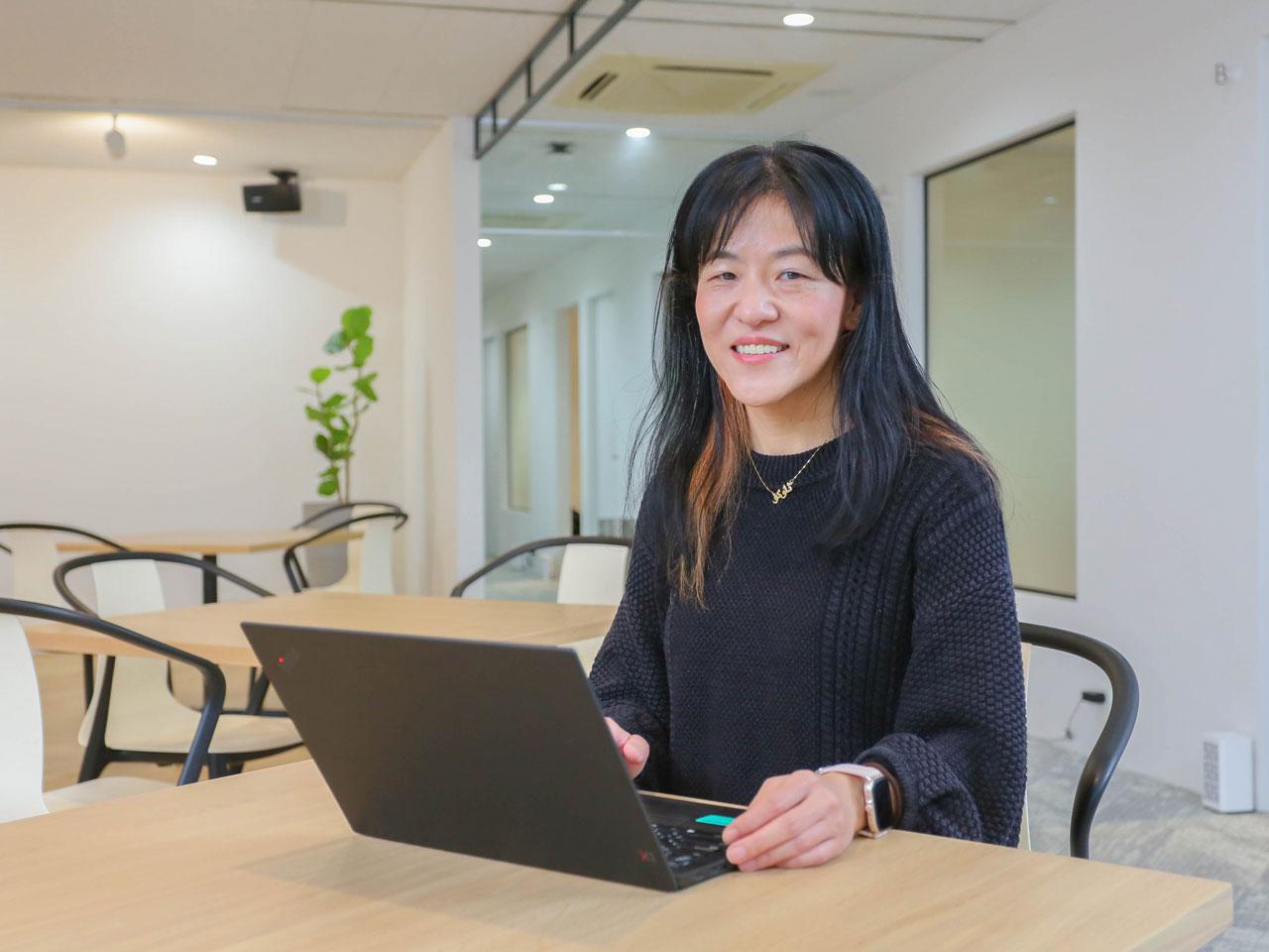 リモートワークやフレックスタイムの他、育児・介護休暇、社員持株会、財形貯蓄、確定拠出年金、在宅勤務手当、退職金等、社員の生活を支える諸制度が充実している。