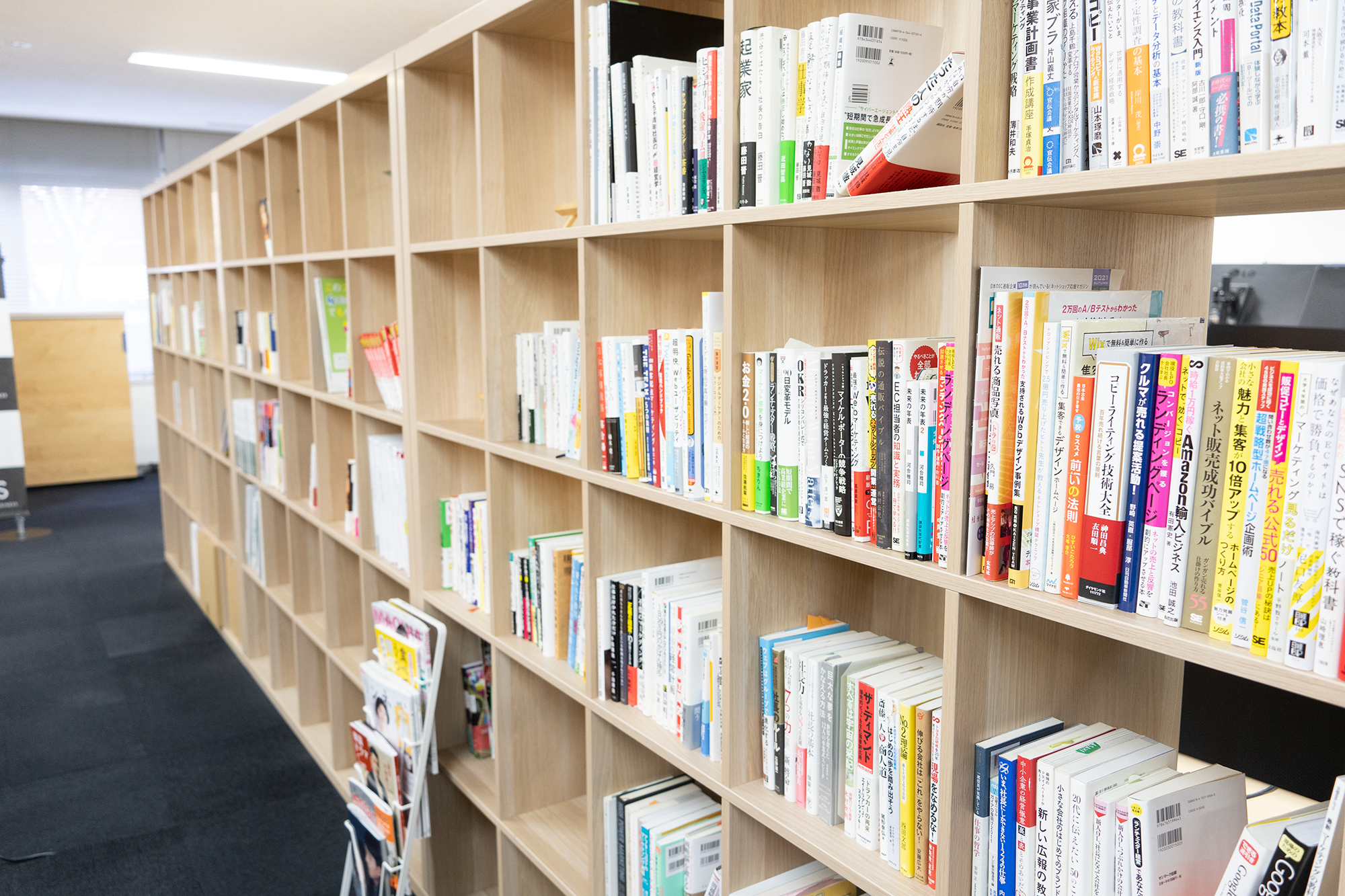 【本棚】
様々な分野の勉強になる本が充実。自由に借りて読むことができます。