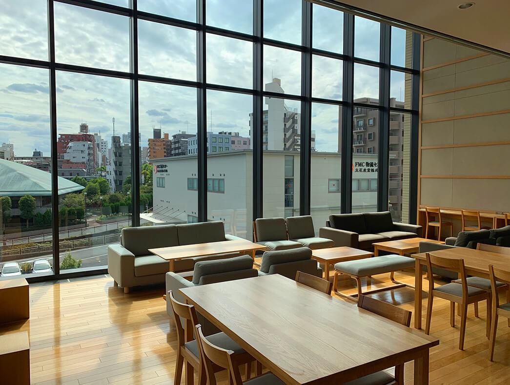 新築で快適なオフィス。社員全員が集まれるような空間があり、親睦を深めるためのパーティーも開催。