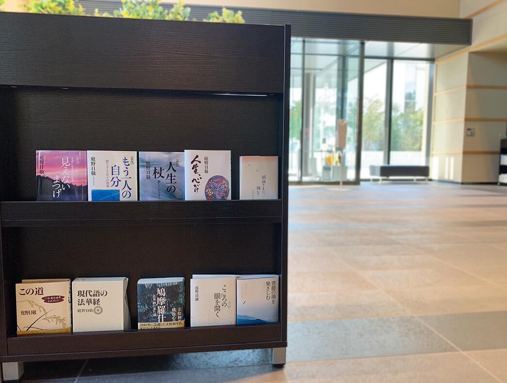 太陽の光が差し込むエントランス。入ってすぐの場所には、弊社の書籍を読むことができるスペースがあります。