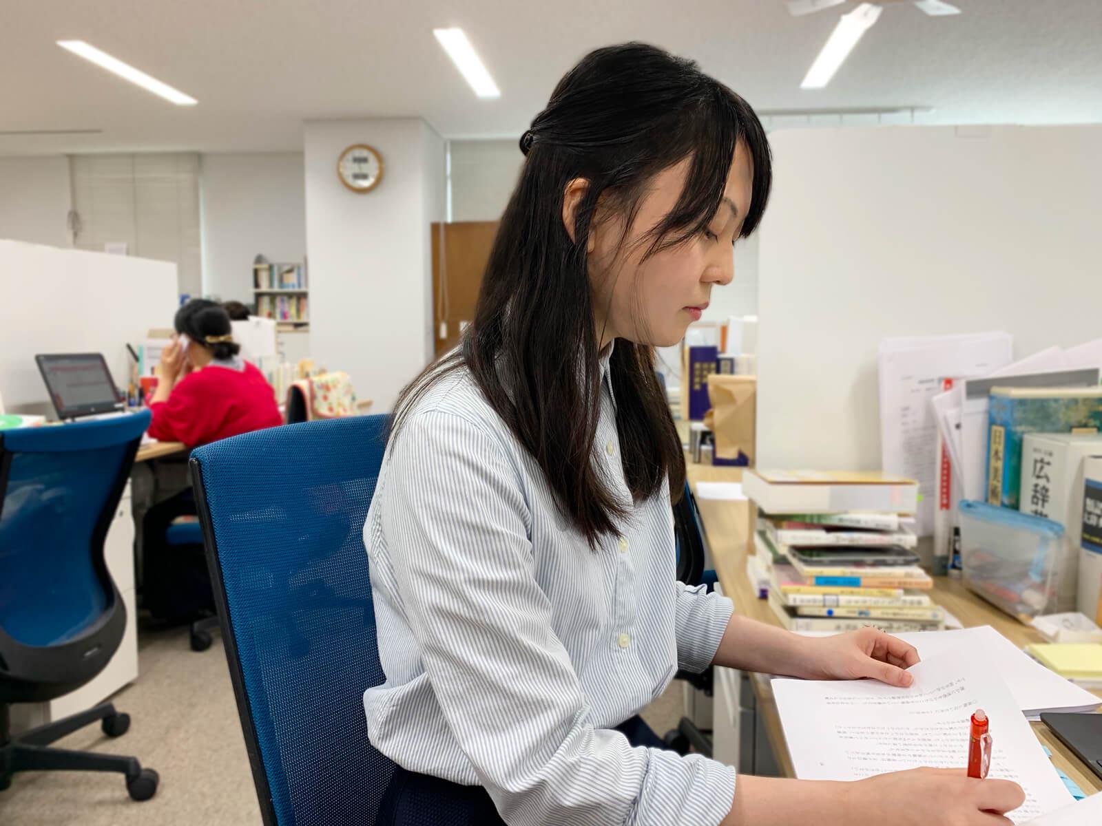 部署によってフロアが分かれています。ひとりひとりのスペースが大きく取られており、作業に集中できます。