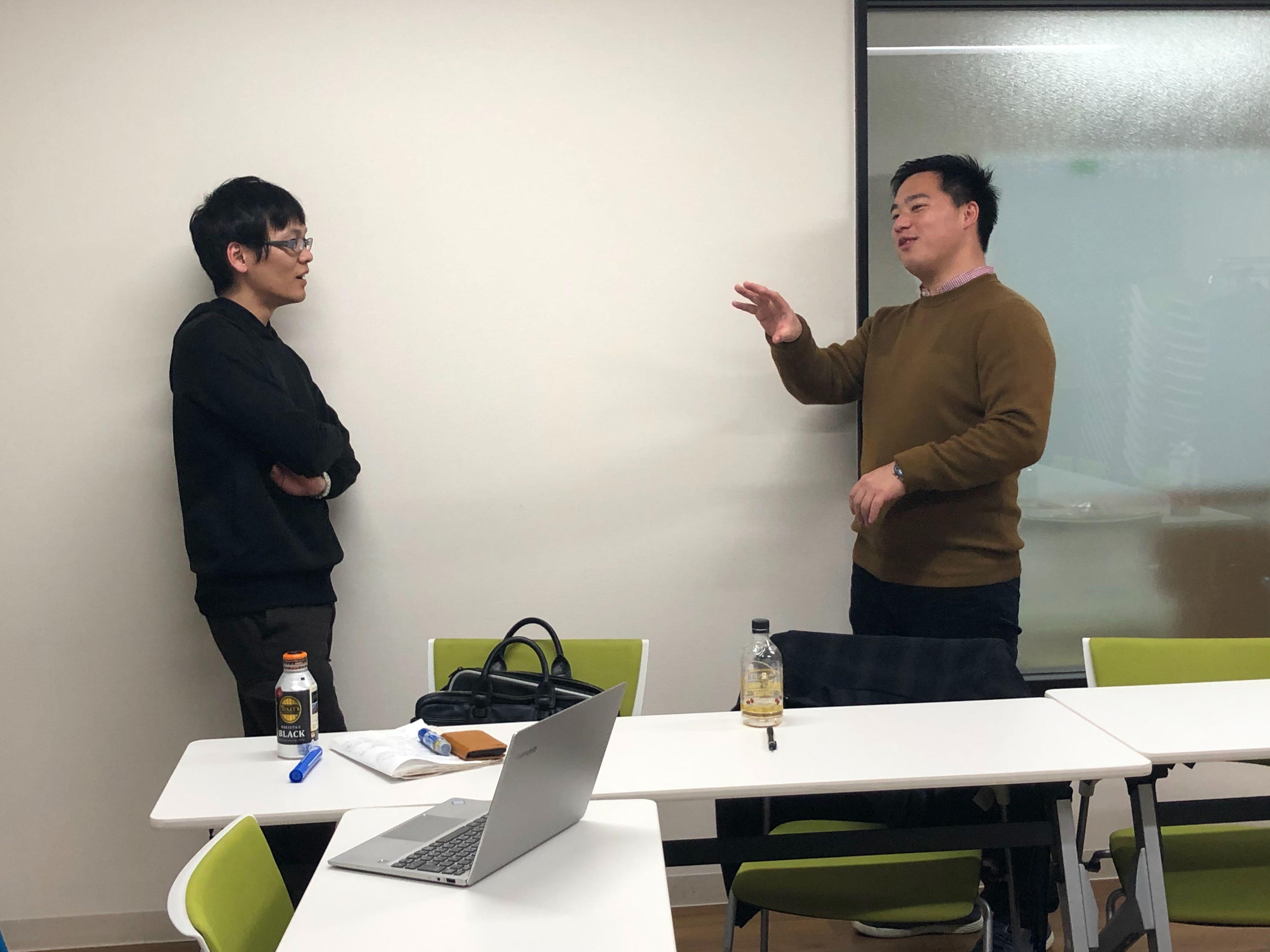 同社の打ち合わせ模様。ホワイトボードを駆使し、プロジェクトに参加するメンバー全員が共通認識作りに気を付けている。