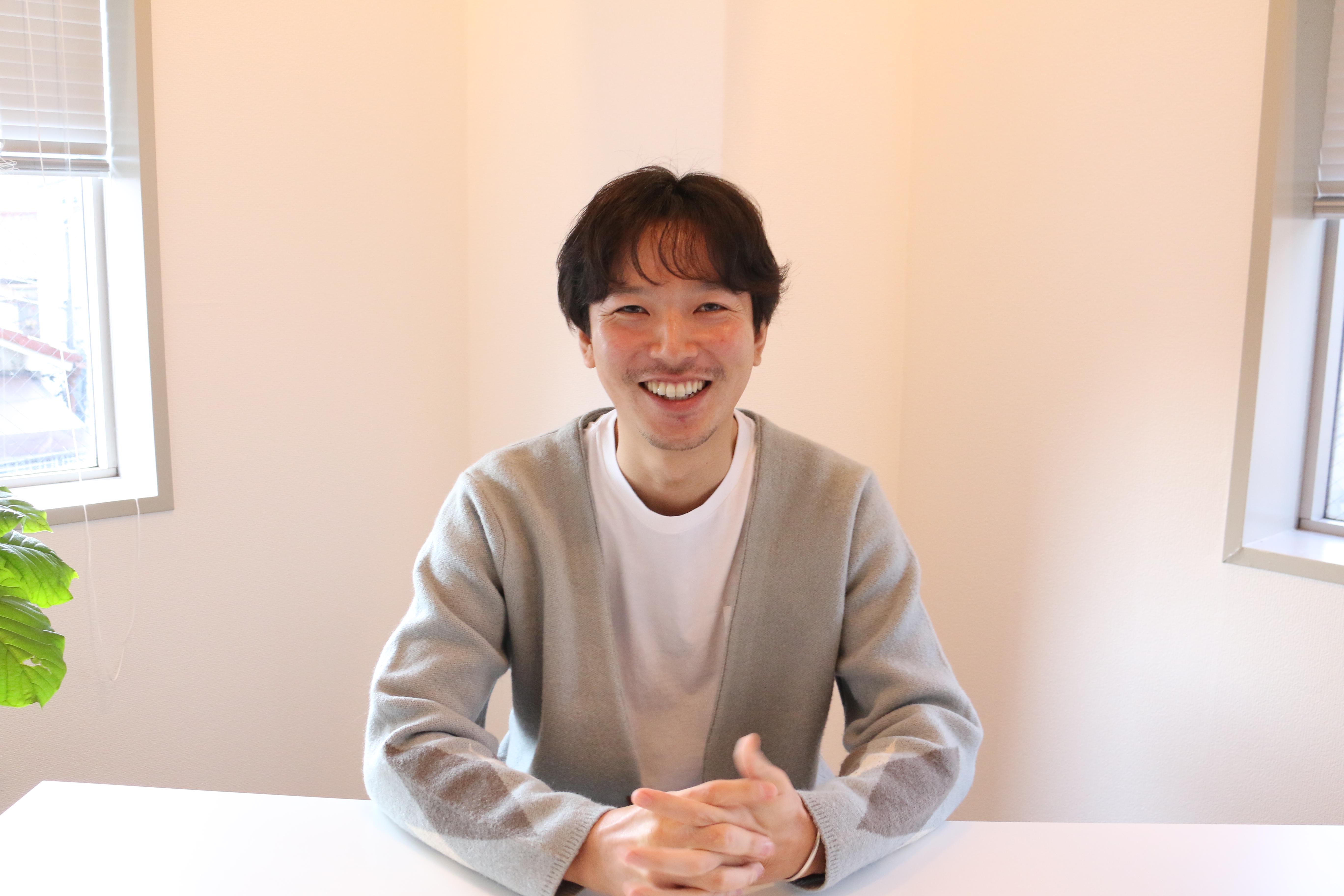 定時は11時～20時の実働8時間だが、フレックスタイムも導入されている。社内外の研修制度もあり、評価は職種ごとに評価制度が整備されています。