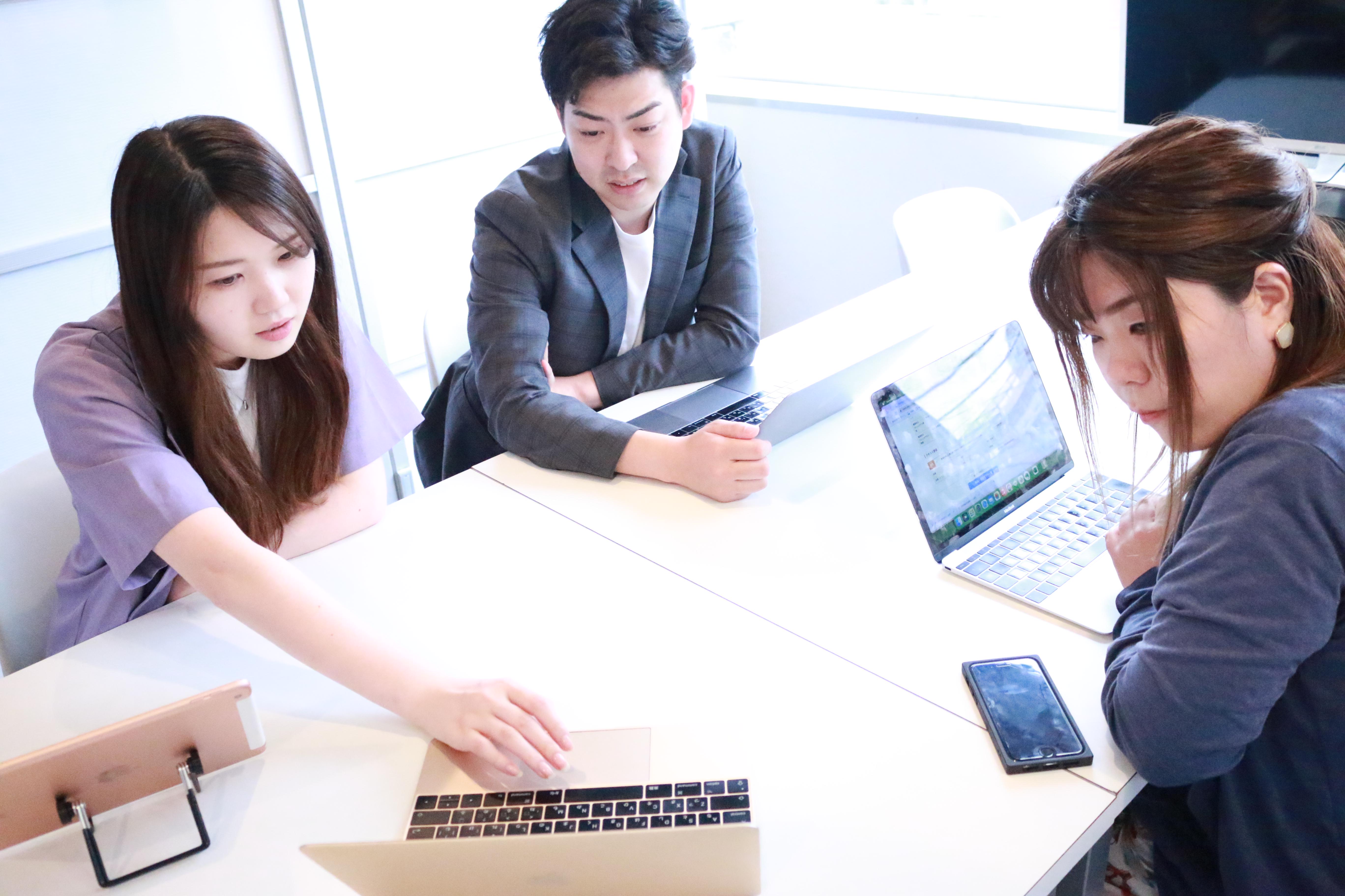 レジ、給与計算、顧客管理等、店舗の非効率な業務プロセスを効率化するアプリを開発し、特に水商売業界（スナック、ガールズバーなど）ではNo.1のシェアを握っている。