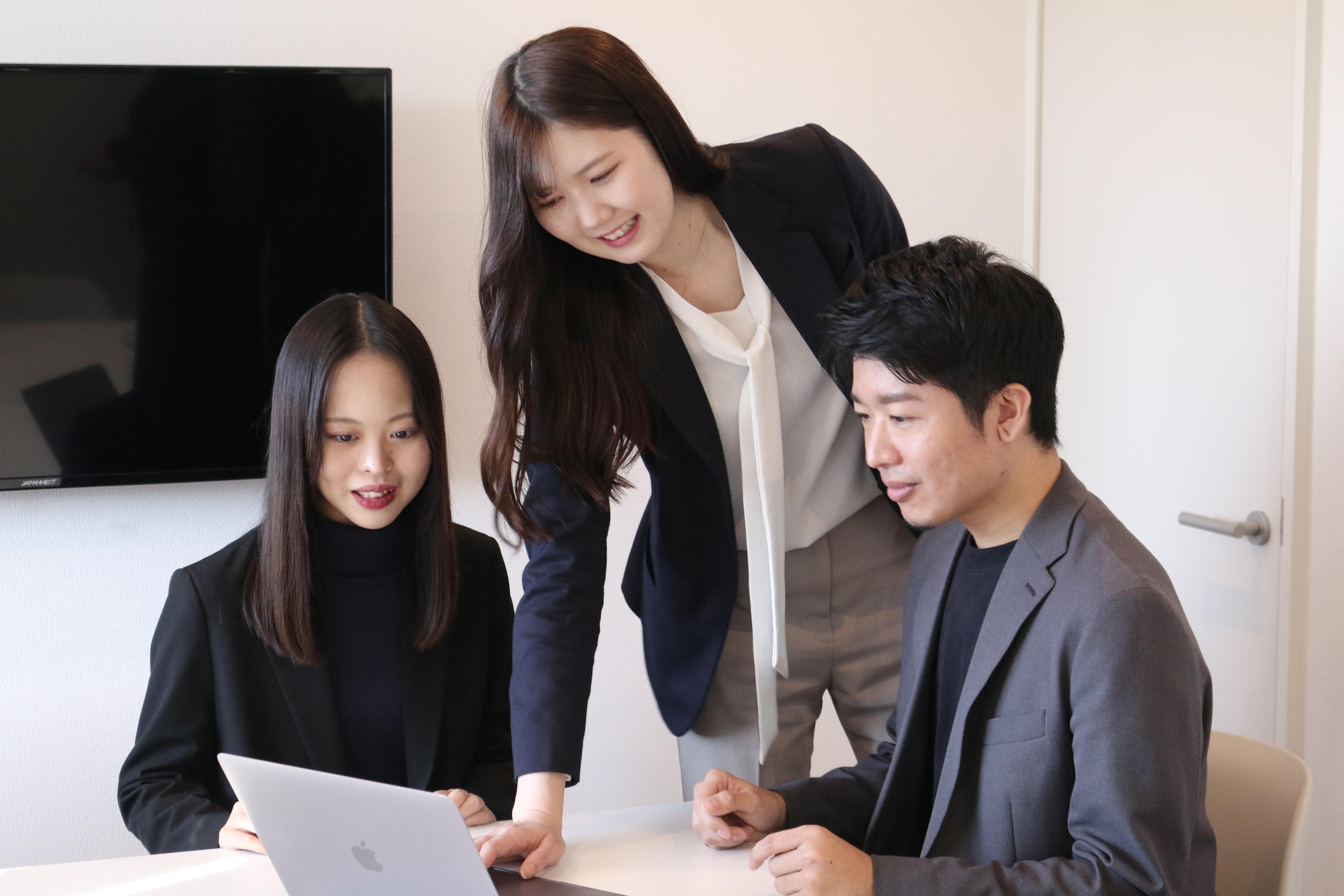 常に顧客視点で考え、真摯に耳を傾け、良好な信頼関係を構築していくこと、また、厳しい環境を自分自身の成長に繋げ、成果を出していくポジティブさを持った人材を募集しています。