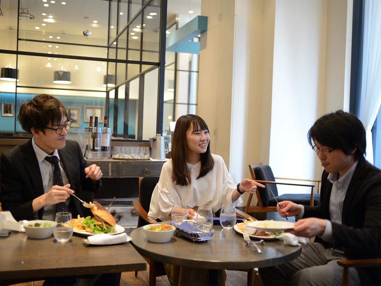 歓送迎会や忘年会のようなオフィシャルな食事会も開催される。