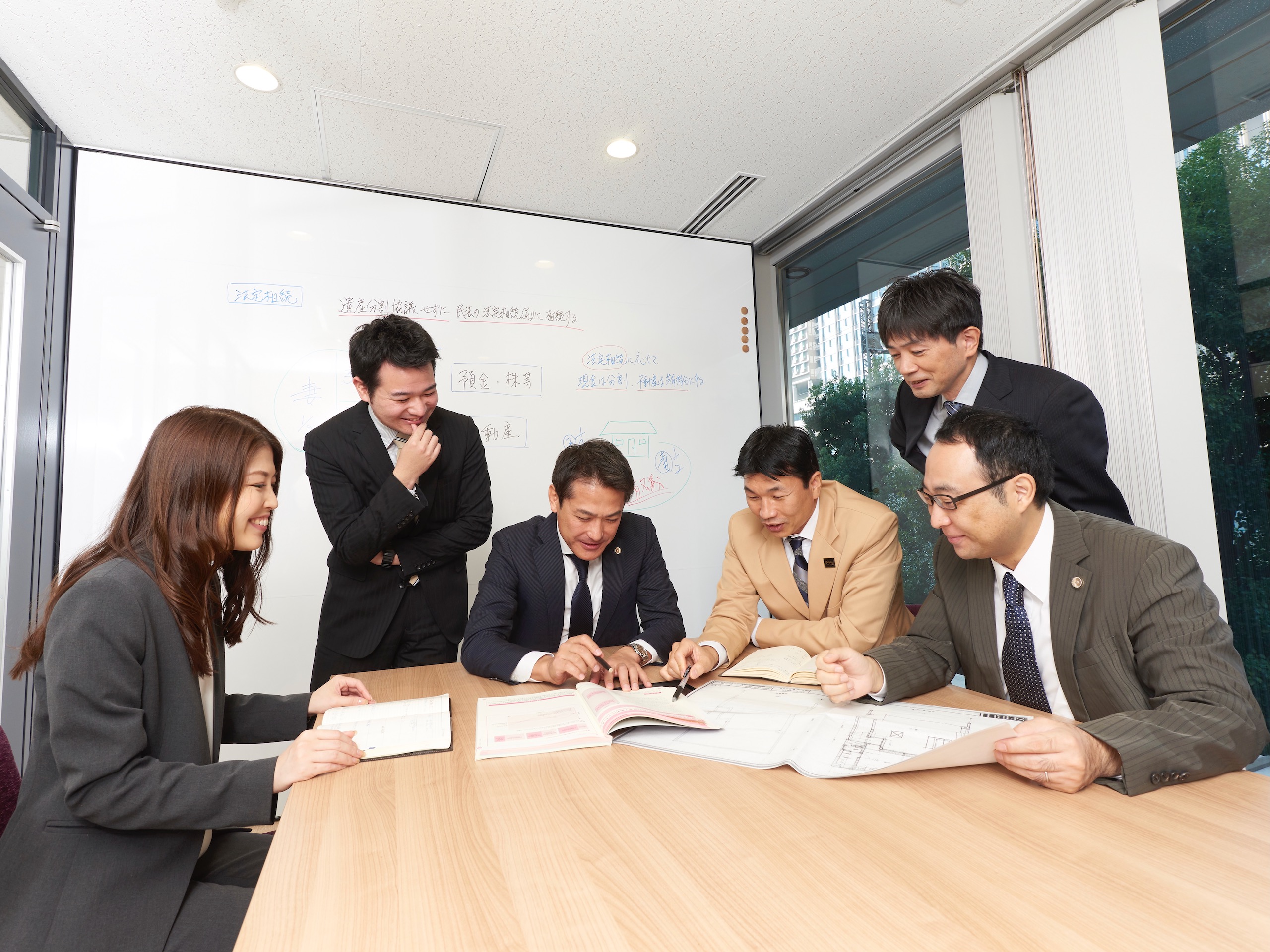社長の松原氏が社内のミーティングに参加することも珍しくない。経営メンバーと近い距離感で働くことができる点も魅力の1つ。
