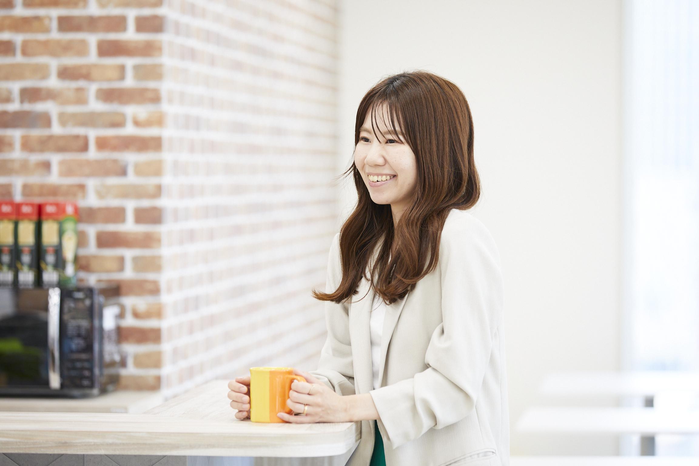 時差出勤や時間単位での有給取得も可能など、柔軟な組織制度。早めに退社してお子様のお迎えに行くなど、ご家庭と両立しながらキャリアアップする社員も多い。