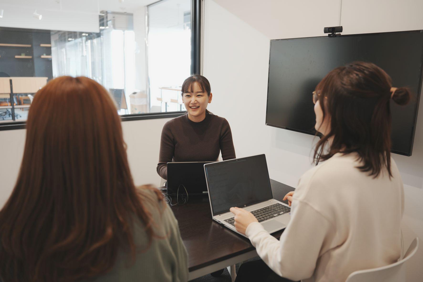 社長や部長などの役職者を「さん付け」で呼ぶなど、自由でフラットなカルチャーです。また、社員の主体性を大事にしており、社員の声を積極的に拾う取り組みも行っています。社員全員がそれぞれの個性を活かしながら活躍できる職場です！
