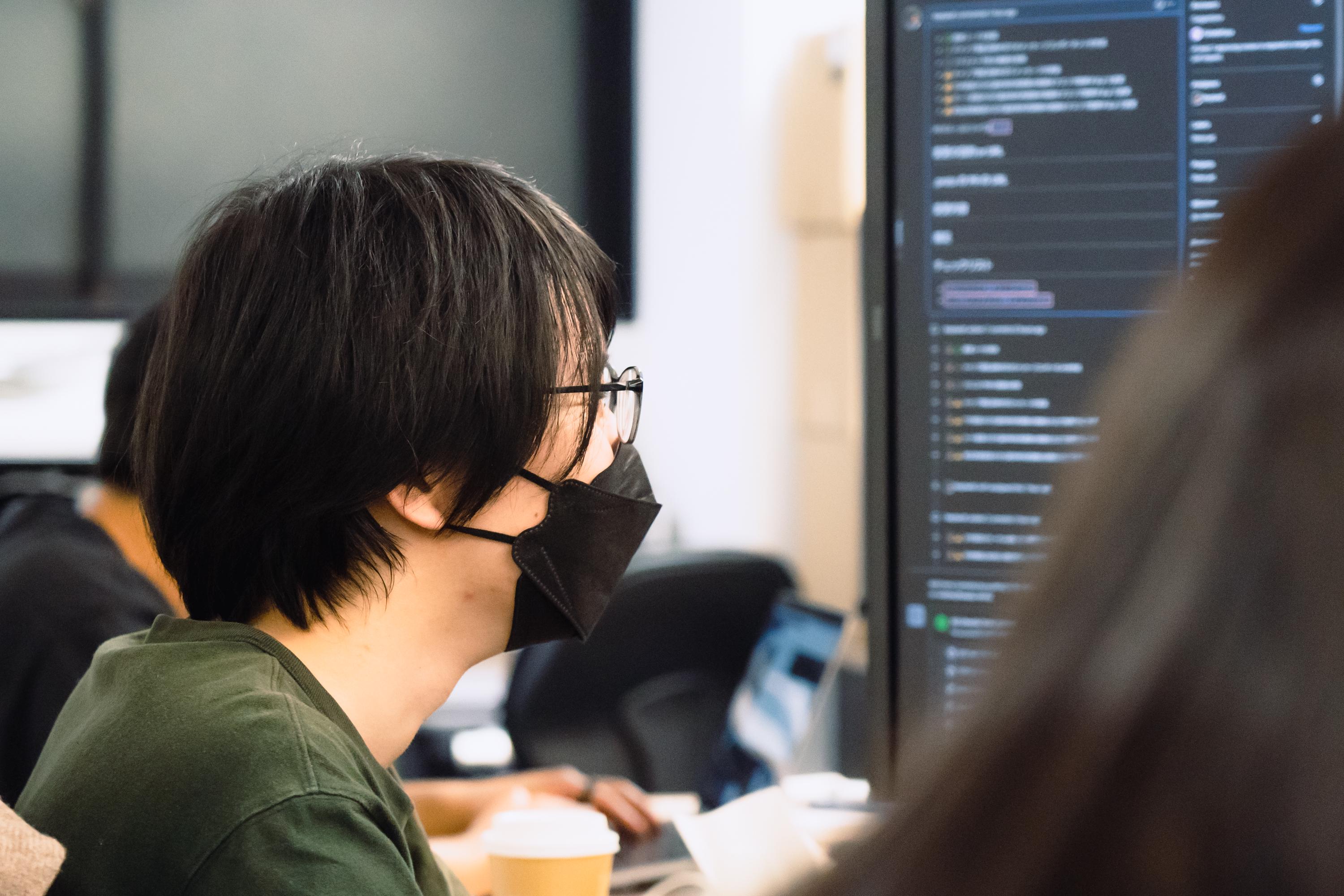 「エンジニア」「営業」という職種にとらわれず、プロダクトごとにチームを組んでいるため、全員で企画をし、全員で意見交換をしています。