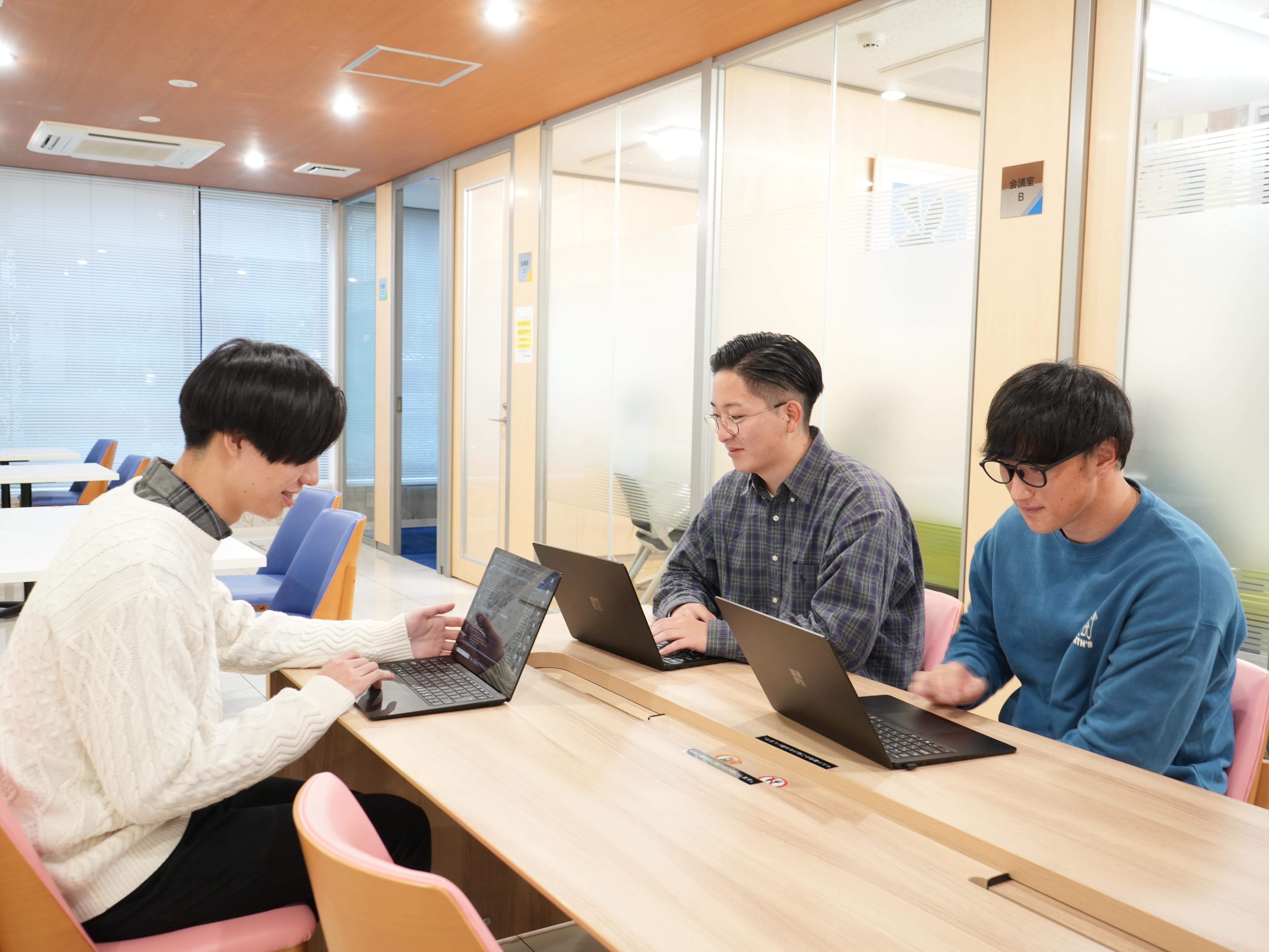 会社は10名強の超少数精鋭で、マイクロソフト出身者、SIer出身者、社内SE出身者などが在籍。大企業と直接に取引ができているのは、これまでのネットワークと、各メンバーの誠実な人柄によるところが大きいです。