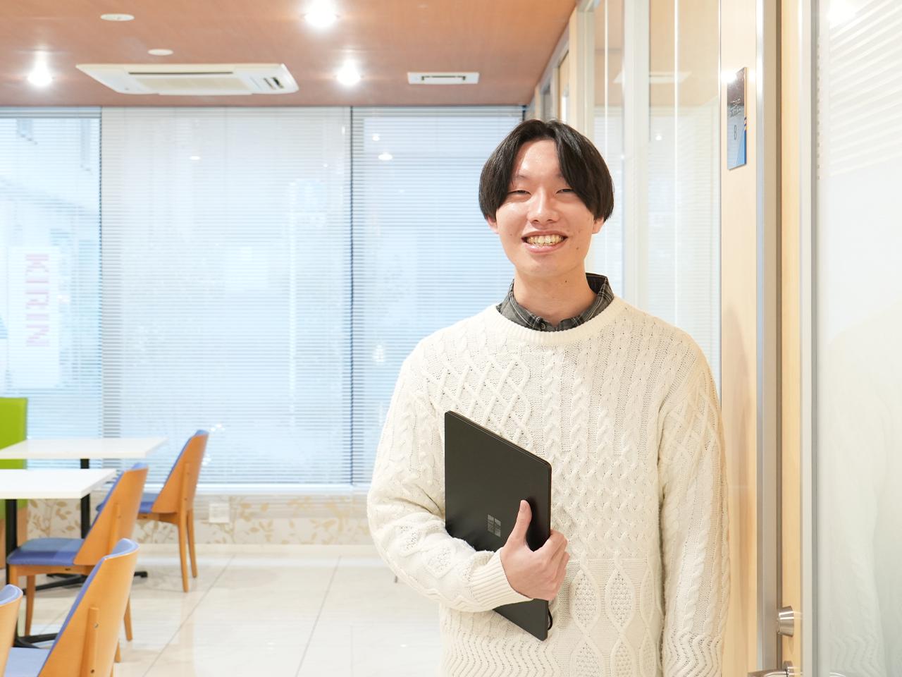 仕事は完全リモートで、コミュニケーションはオンライン。PC等のIT機器を予め決めた金額の範囲で各自が好きなものを購入する個人予算制度だ。