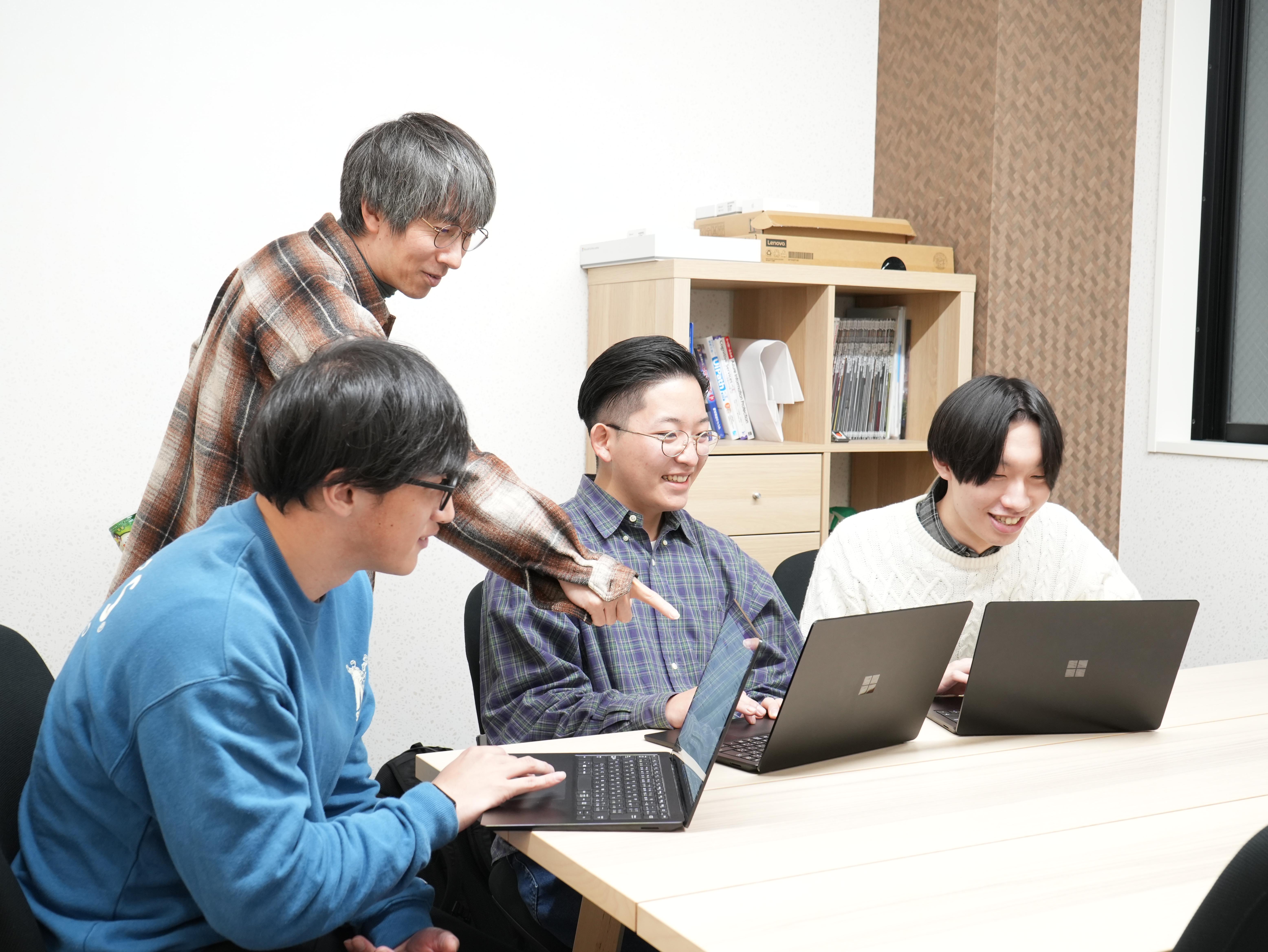 同社では、業務のことはもちろん会社の目指す方向性、ファシリティ等、働く環境、福利厚生、利益の分配方法まで、みんなで話しながら決めている。