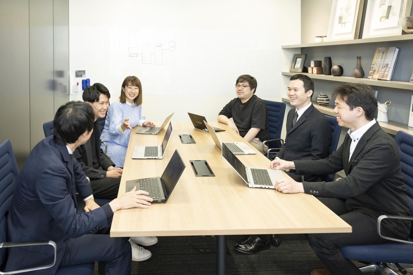 メンバーは全員客先に常駐していますが、定期的に集まり、互いの担当業務や進捗状況、悩みなどを共有して、チームのフォローを感じた上で働いています。