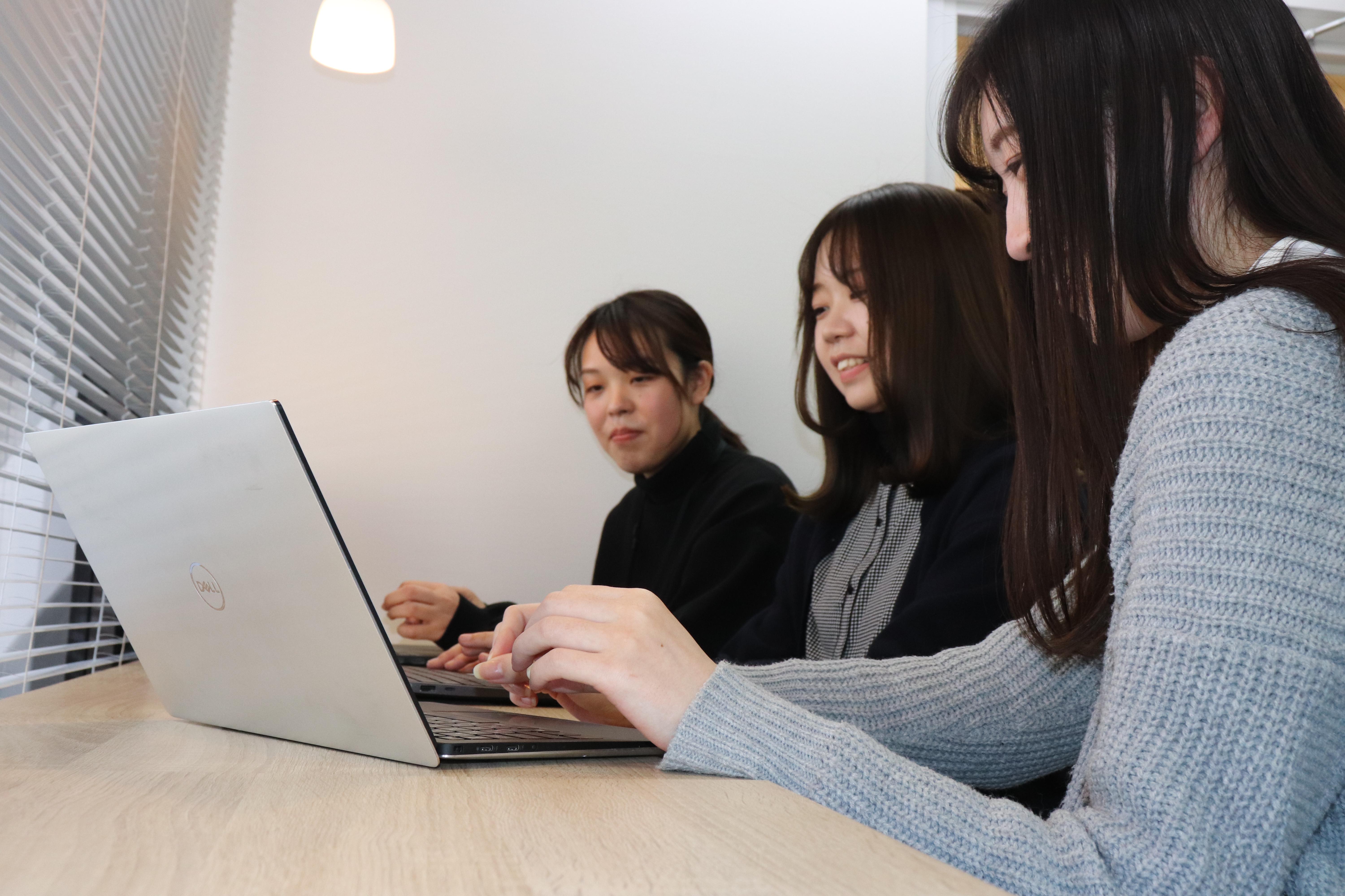 同社では、毎月月初に開催される社員総会を開催。経営理念や経営課題の再確認にはじまり、直近の経営状況や具体的な売上げ、法人税の支払等々に至るまで、赤裸々とも思えるほどの会社情報がオープンに語られる。