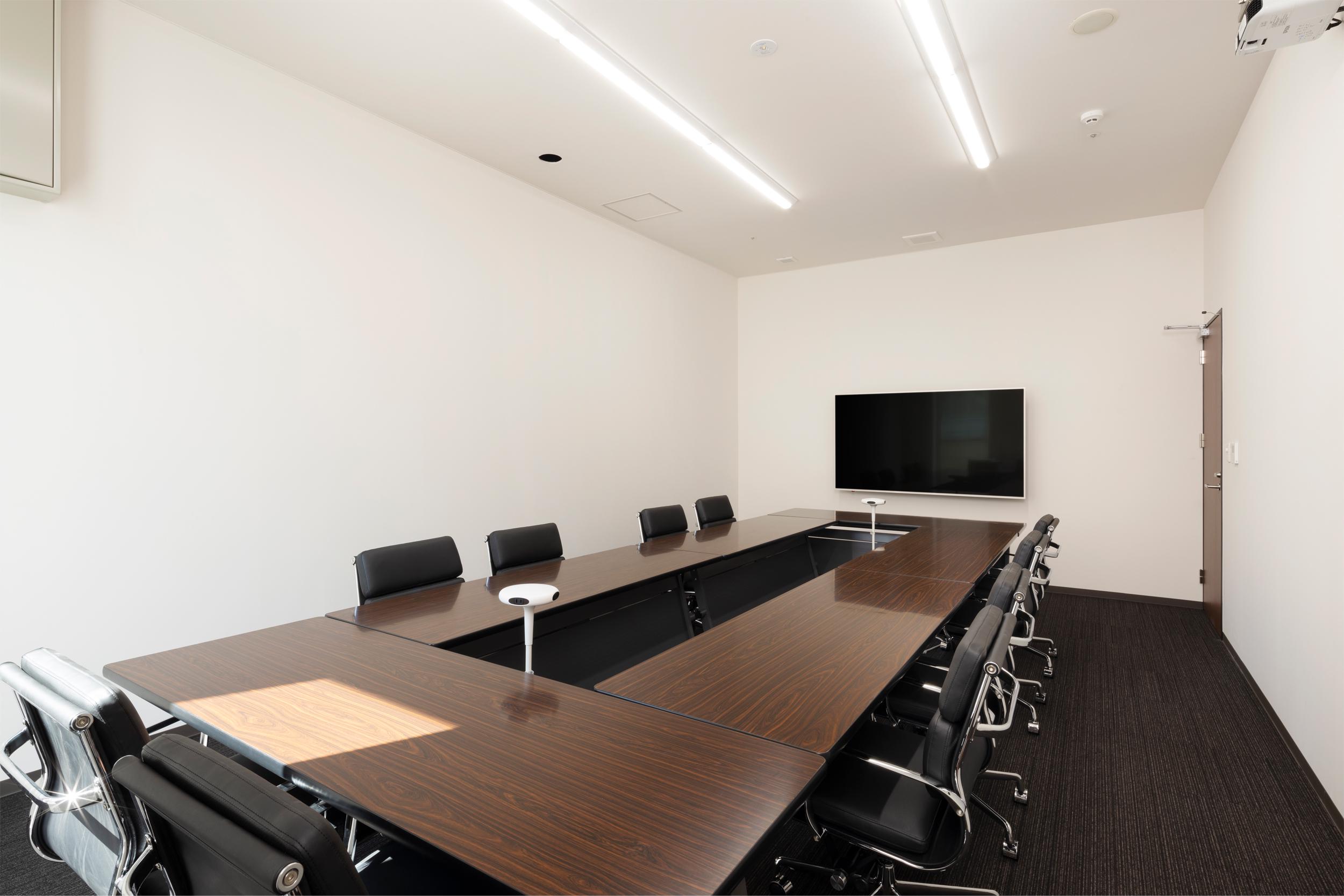 広々とした会議室で日々打合せを行なってます。