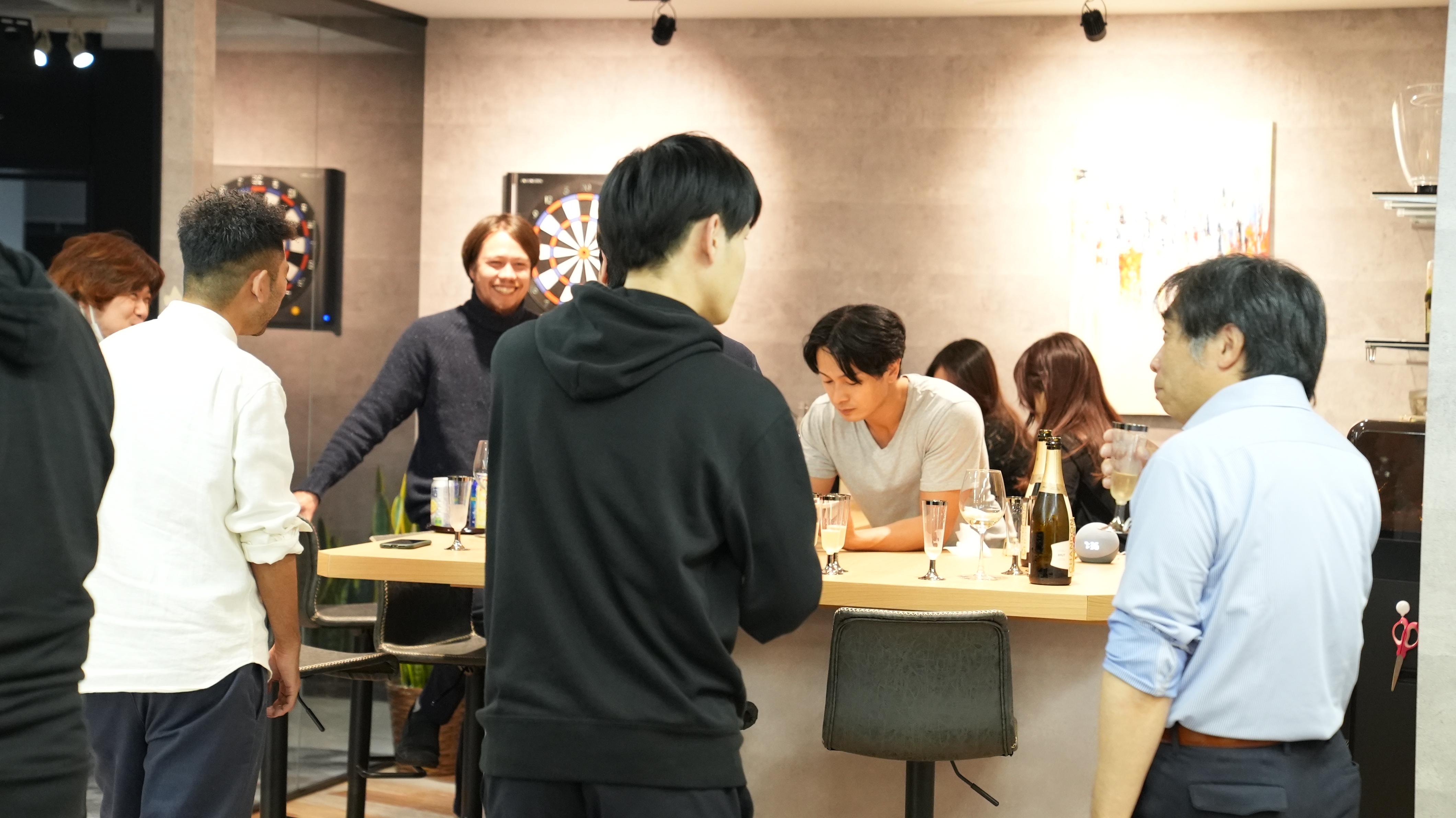 月に1回はカジュアルなイベントがオフィス内で行われます。
ピザやお酒が振る舞われ、リモートで働くメンバーともここで色々と話ができます。