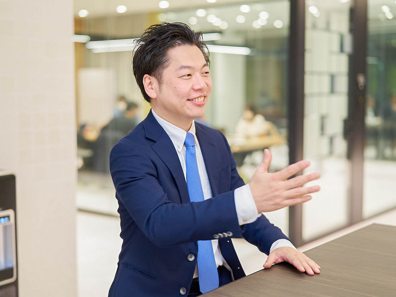 同社は、「日本の発展に貢献する」というビジョンを掲げ、クライアントと共に汗をかきながら課題を解決していく「ハンズオン型」のコンサルティングファームだ。