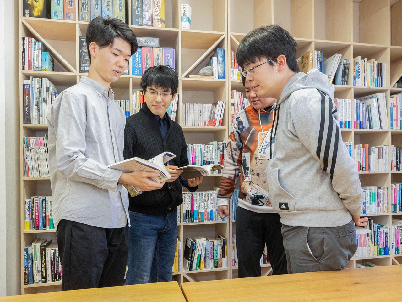 プロフェッショナルであることを重視する同社では、チーム内の仕事・勉強会を問わず、大きなテーマや方向性が決まった後は、各個人で掘り下げていくケースが珍しくない。