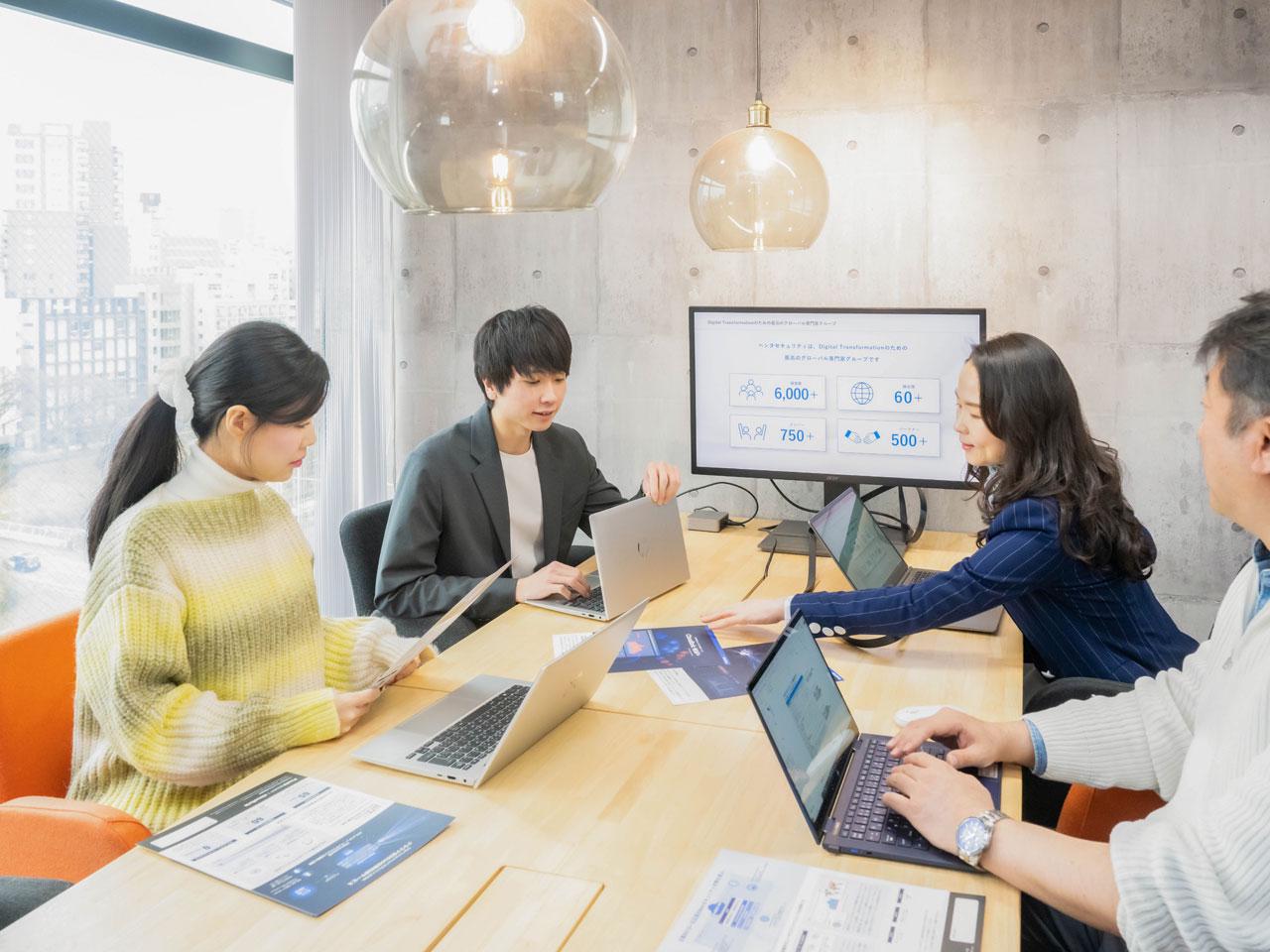 社内で話し合うカルチャーを大切にし、上下の区別なく誰とでもフランクに話せる。