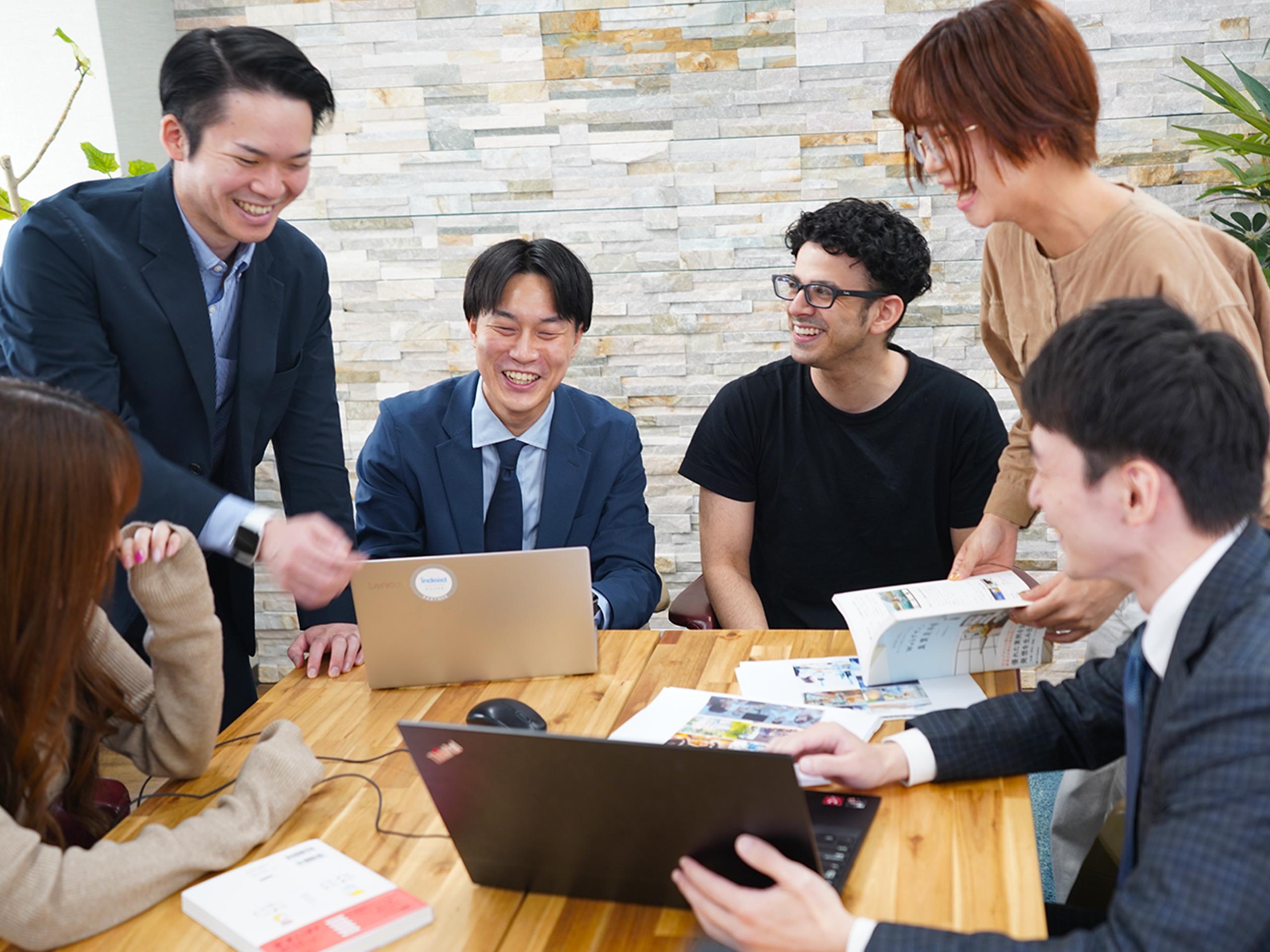 社内はインテリアにもこだわり、空間デザイナーが手がけたお洒落な会議室と自由に出入りできる休憩室には"おやつ棚"も完備されていた。ここにはインスタント食品も安く置いてあり、社員のお昼代が少しでも浮くように…と会社の想いが伝わってくる。