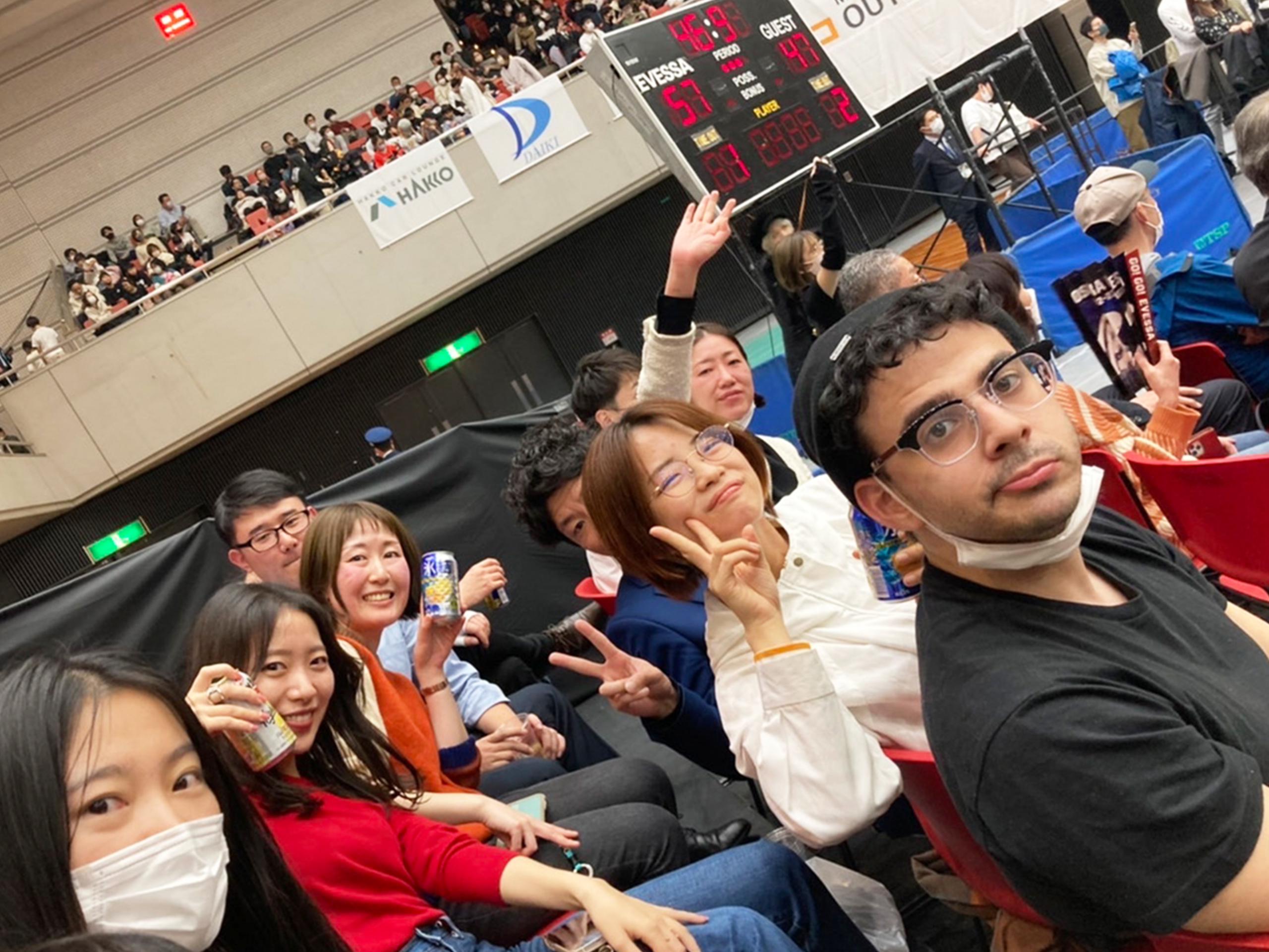 大阪エヴェッサの公式スポンサーもしており、写真は観戦にいったときのもの