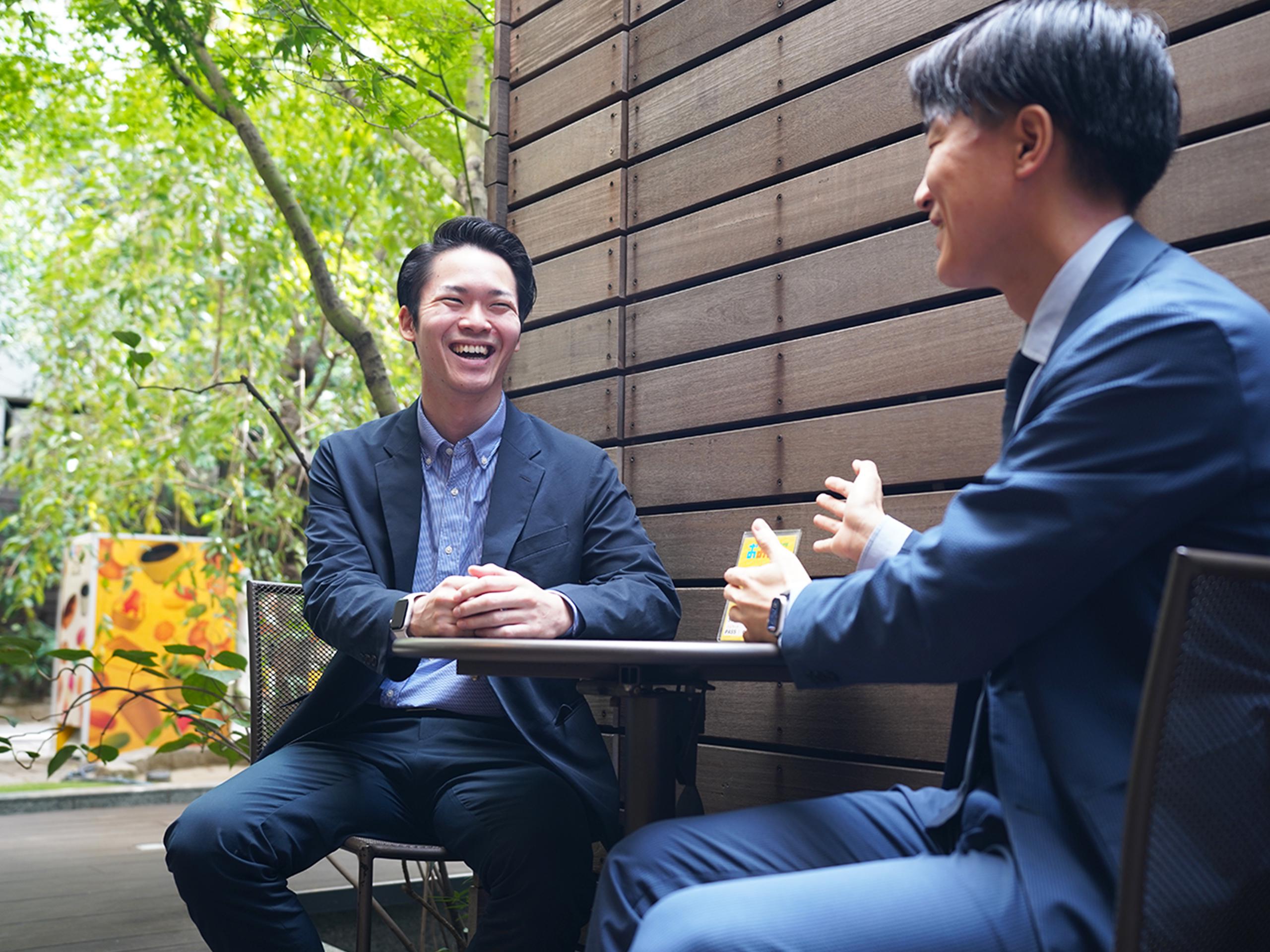 同社のオフィス環境は、ビジネスライクの堅苦しい空気はなく、リラックスした雰囲気の中で社員たちが取り組む姿が印象的だった。