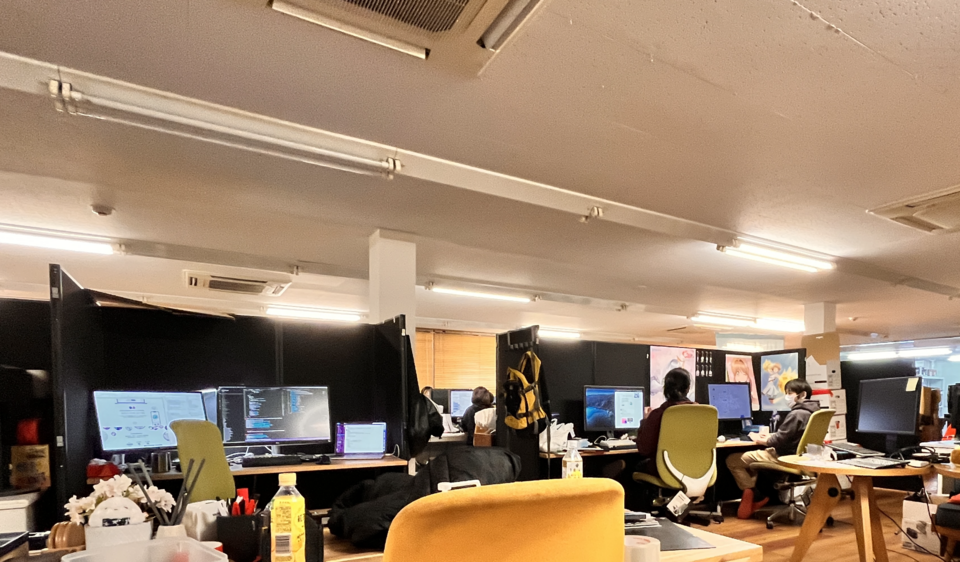 パーティションで区分けられた技術部のエリアです。広いワンフロアなので他部署のメンバーともすぐ集まって話ができます。