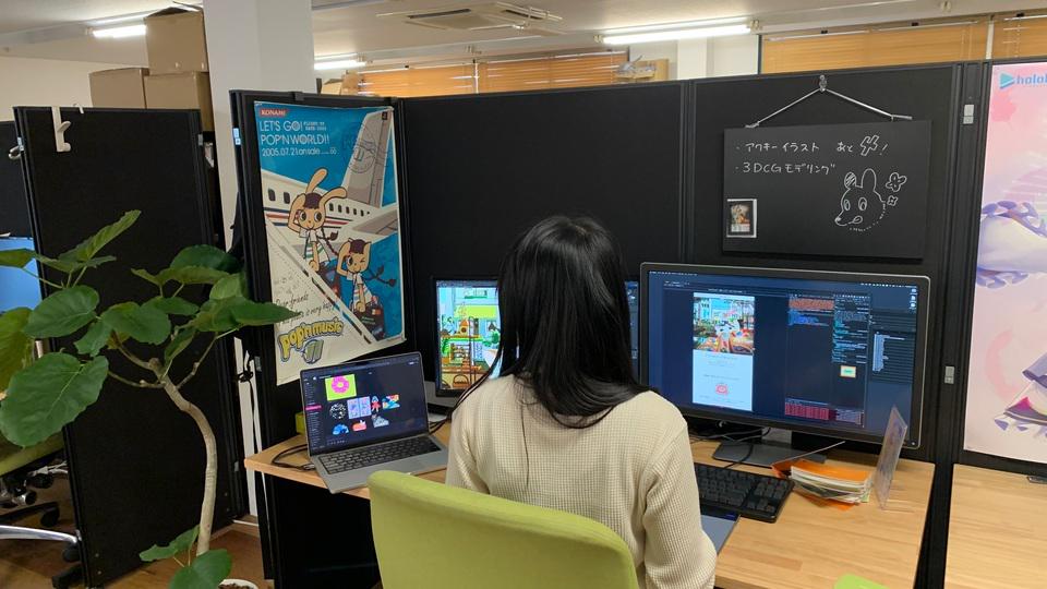 落ち着きのある天然木デスク、高級チェア・ハイスペックPC・４Kマルチディスプレイ環境です。 そのほか必要な機材は支給します。