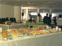 オフィスに取引先も招いて<br />パーティーが行われます。