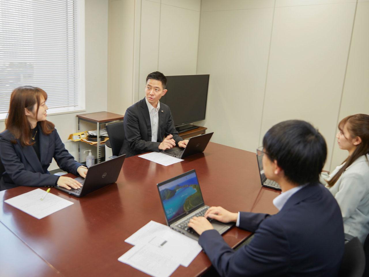 欲しい人材像は「パッションがある方」と磯部氏。「最後まで自分の仕事をやり抜く、成功させるという気持ちで仕事に取り組める方に来てほしい」と言う。世の中が目まぐるしく進化し、システムも複雑化する中で、お客様と対峙し、ハブとなる同社の役割はさらに増していくだろう。