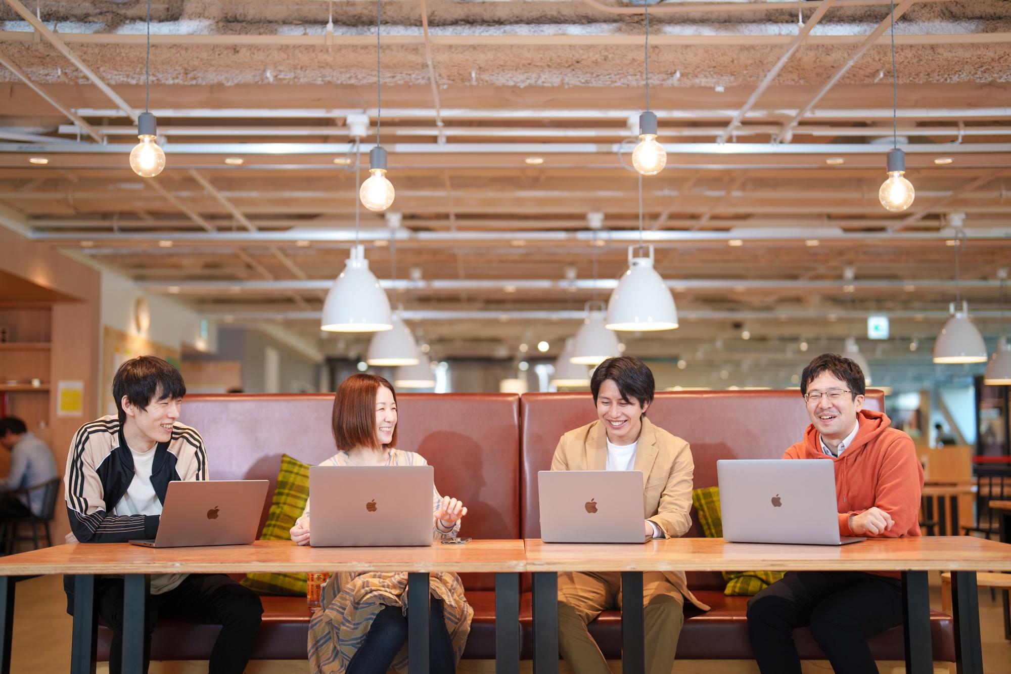 海外のM&Aコンサル出身、スペインのトップ大学でのAI講師、月間1,000万人以上利用しているWEBサービスのトップデザイナーなど多様なバックグラウンドのメンバーと共に成長できる環境です。