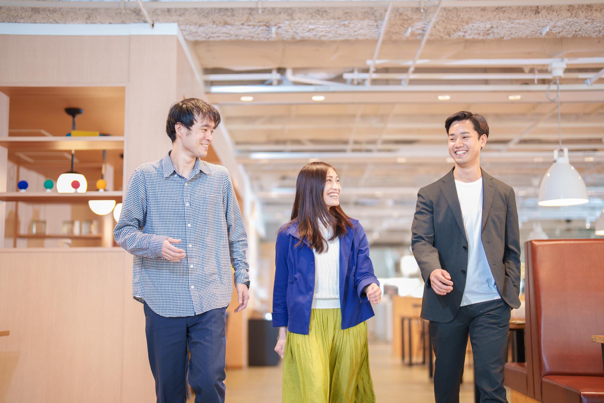 ポジションやチーム、これまでの経験、性別、年齢、国籍などに関わらず、意見が言い合えるフラットでオープンな組織です。また開発・営業の距離も近く、チーム一丸となって事業成長にコミットしています。