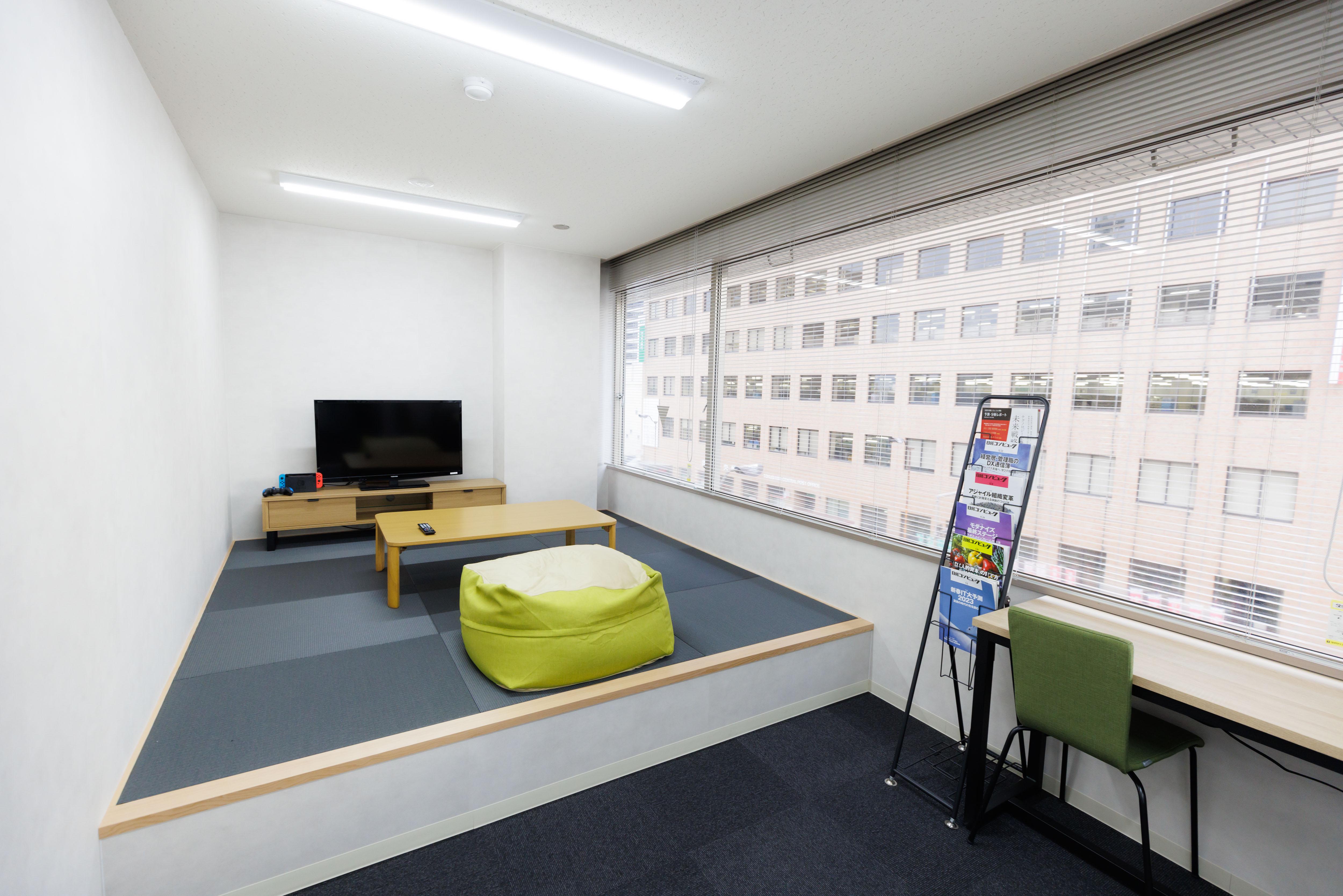 休憩スペースでは和気あいあいとゲームや雑談が繰り広げられます。