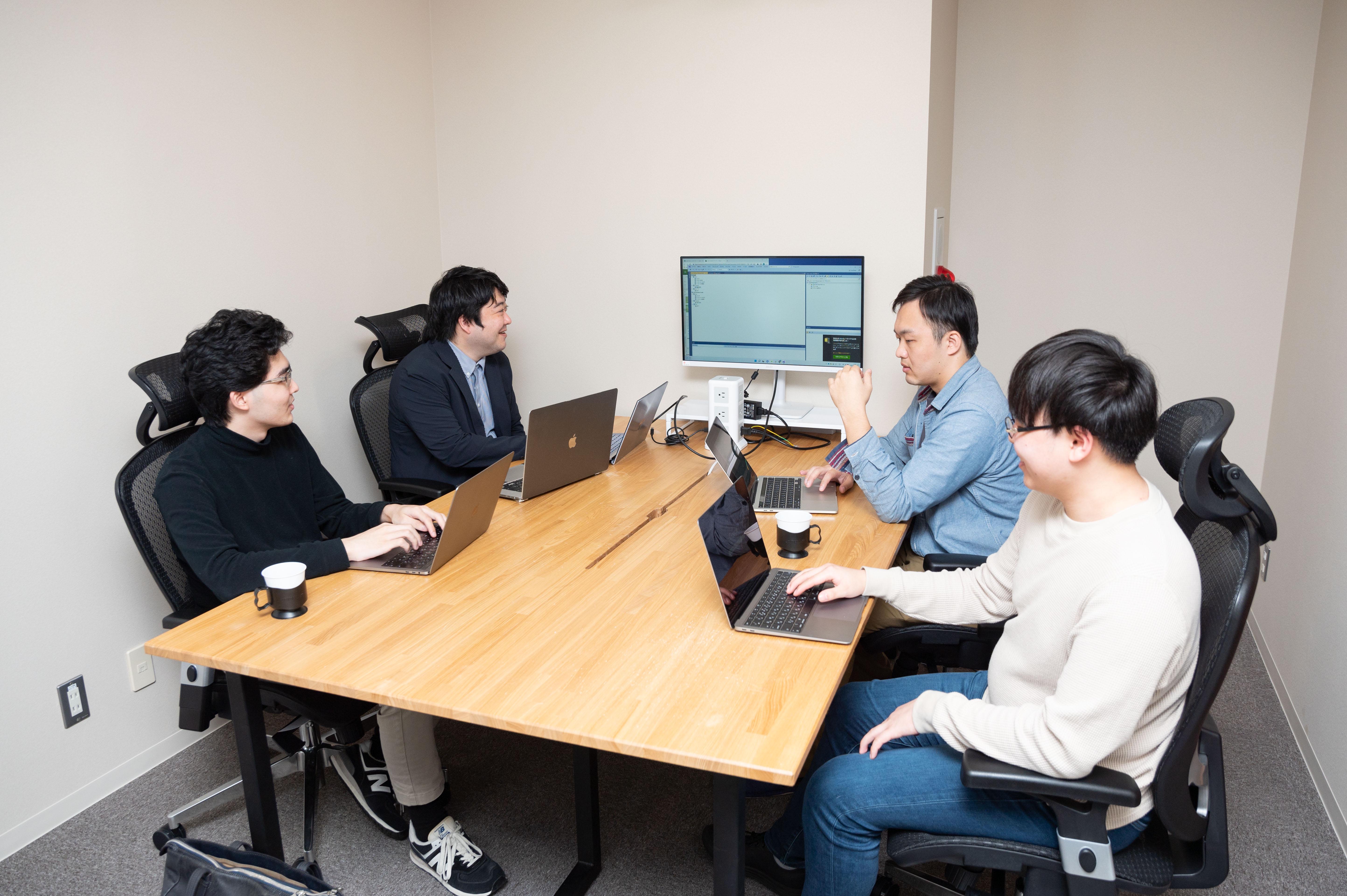 株式会社クオリアシステムズは、WEB＋DB開発、アプリ開発、デザイン＋イラストレーションの3事業を柱とする会社だ。