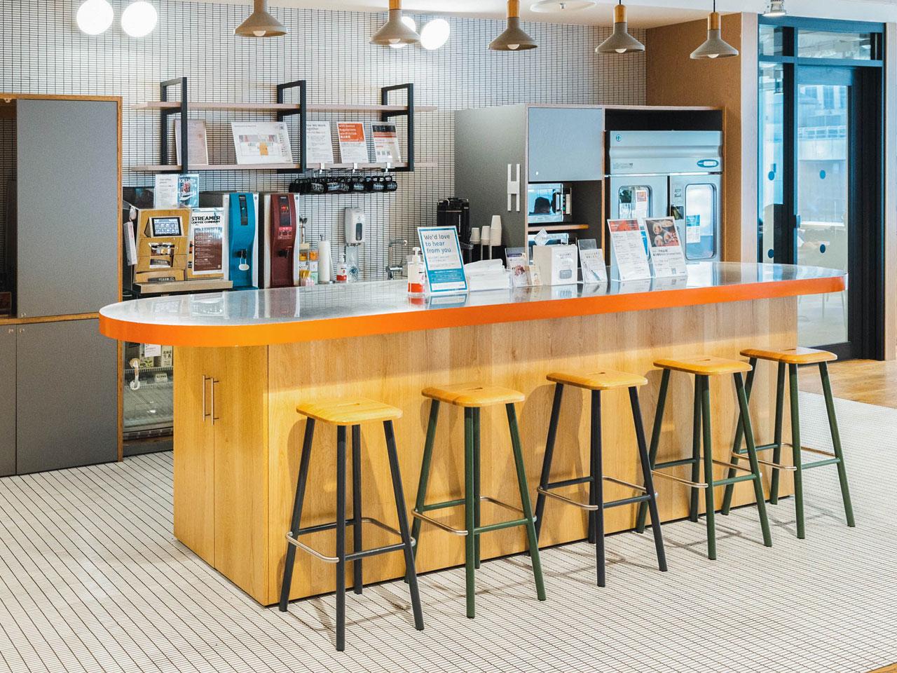 WeWork丸の内北口拠点に入居しているため、従業員にコーヒーやお茶などのドリンクを無料で提供している。