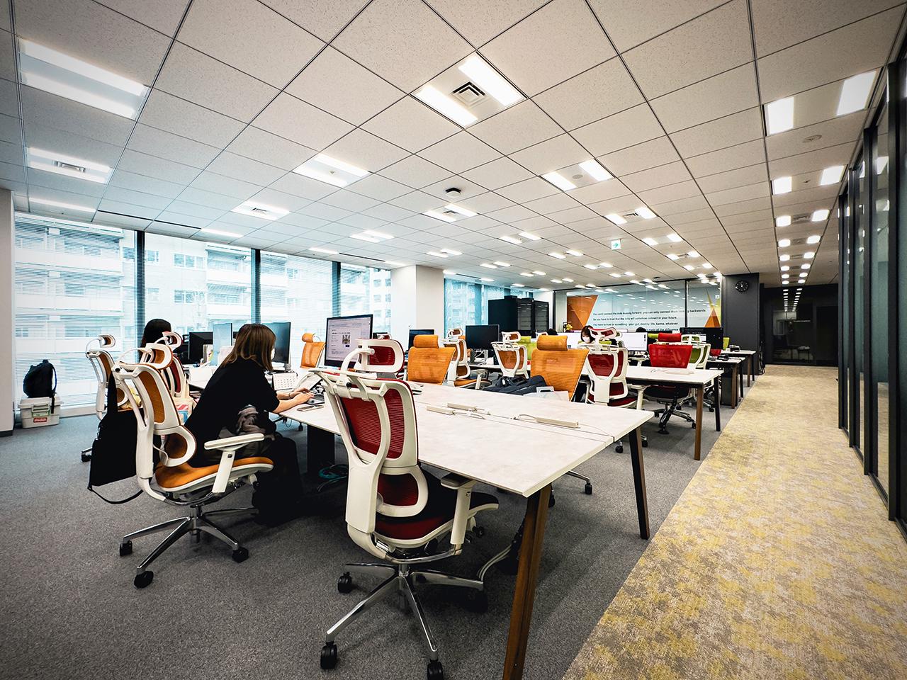 2022年12月に移転したばかりの新オフィスは、その日の気分で席を選べるフリーアドレス。座り心地のいいチェアが自慢です