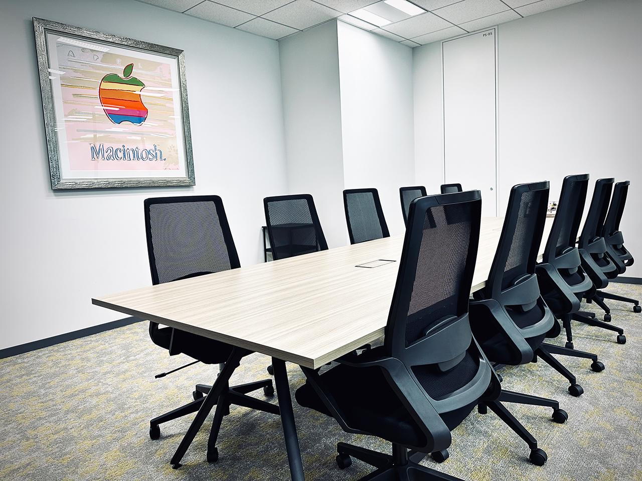 世界に190点しかないアンディ・ウォーホル作「Macintosh」。現代アートファンの方は、ぜひ当社のミーティングルームへ鑑賞にお越しください