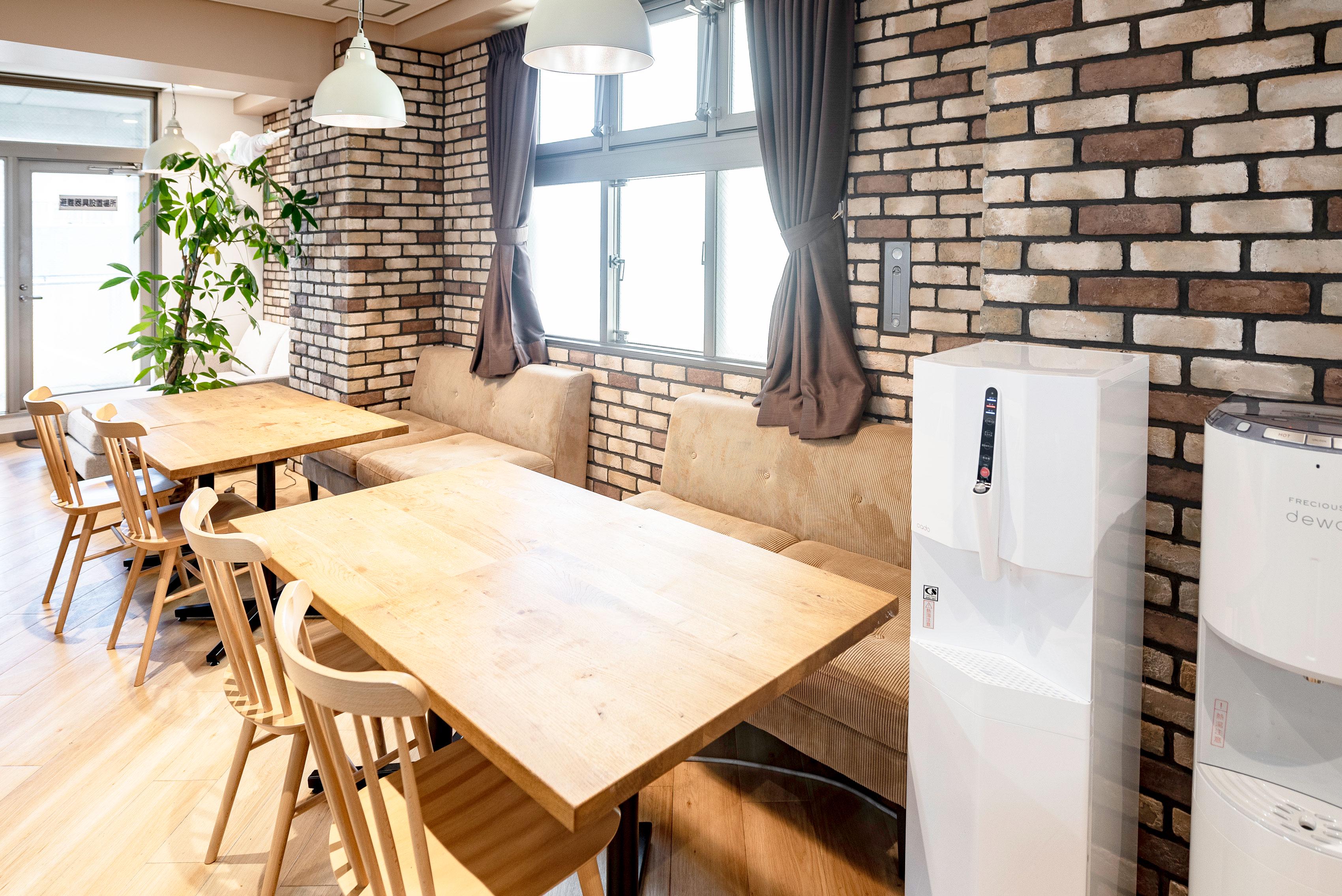 新オフィスとなり、カフェスペースも完備。ホット、アイスコーヒーも飲み放題で、一息入れられる。