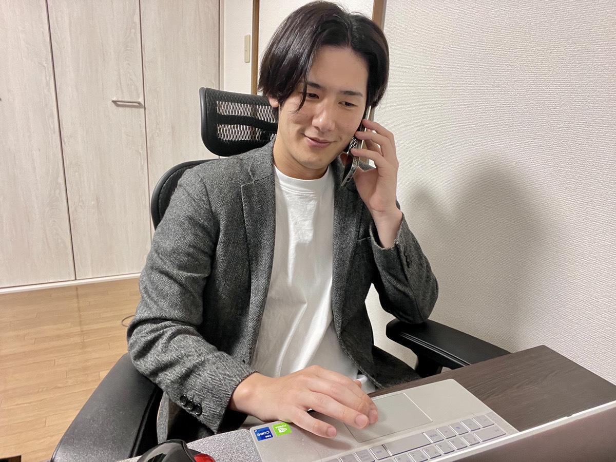 快適なリモートワークの環境。PC、マウス、キーボード、モニター等必要なものはもちろん会社から支給され、好きな服装や髪型でストレスなく働くことができる。