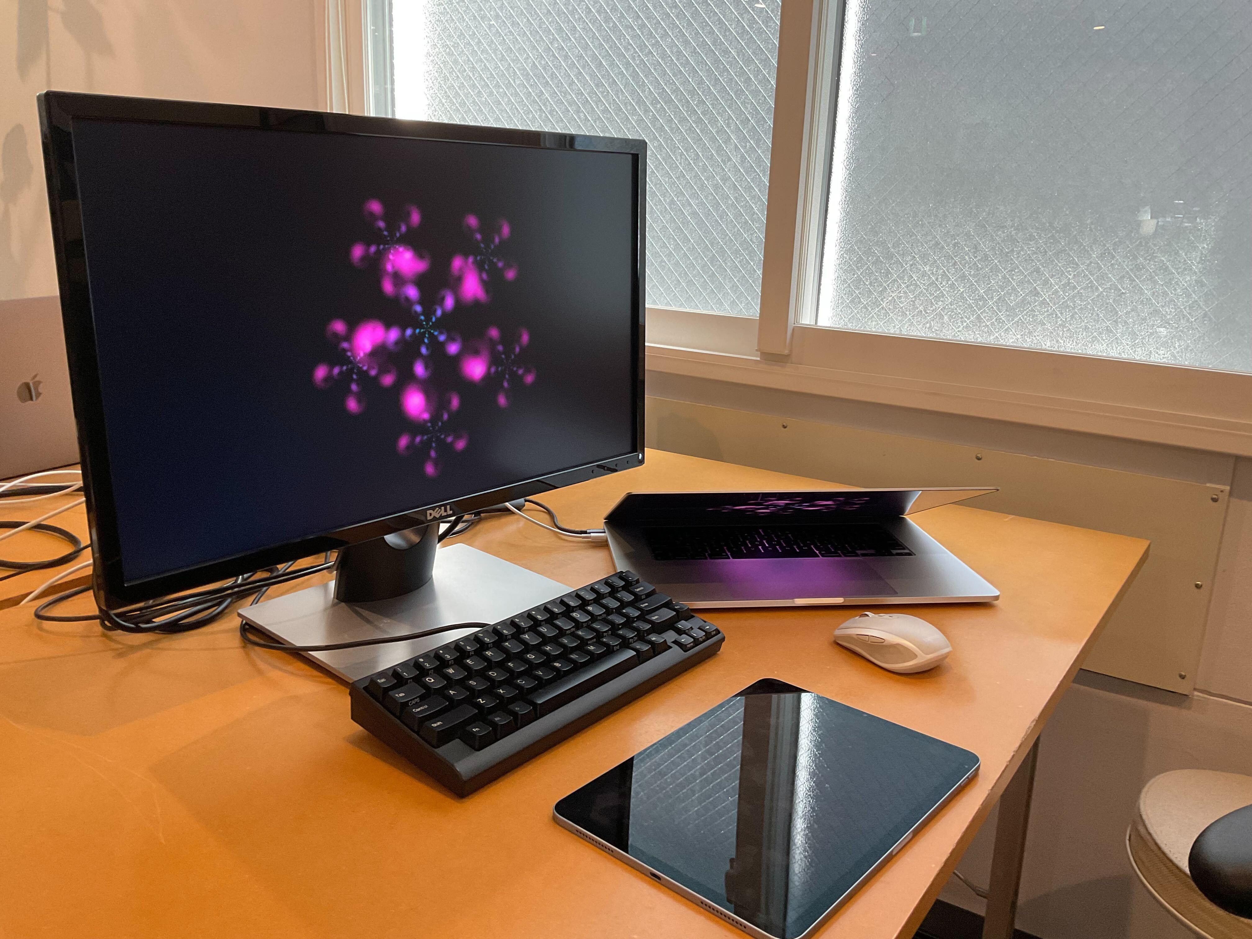 社員には入社時に最新のMacbookを支給、エンジニアには開発効率を考え、MacbookProの16inchを支給しています。