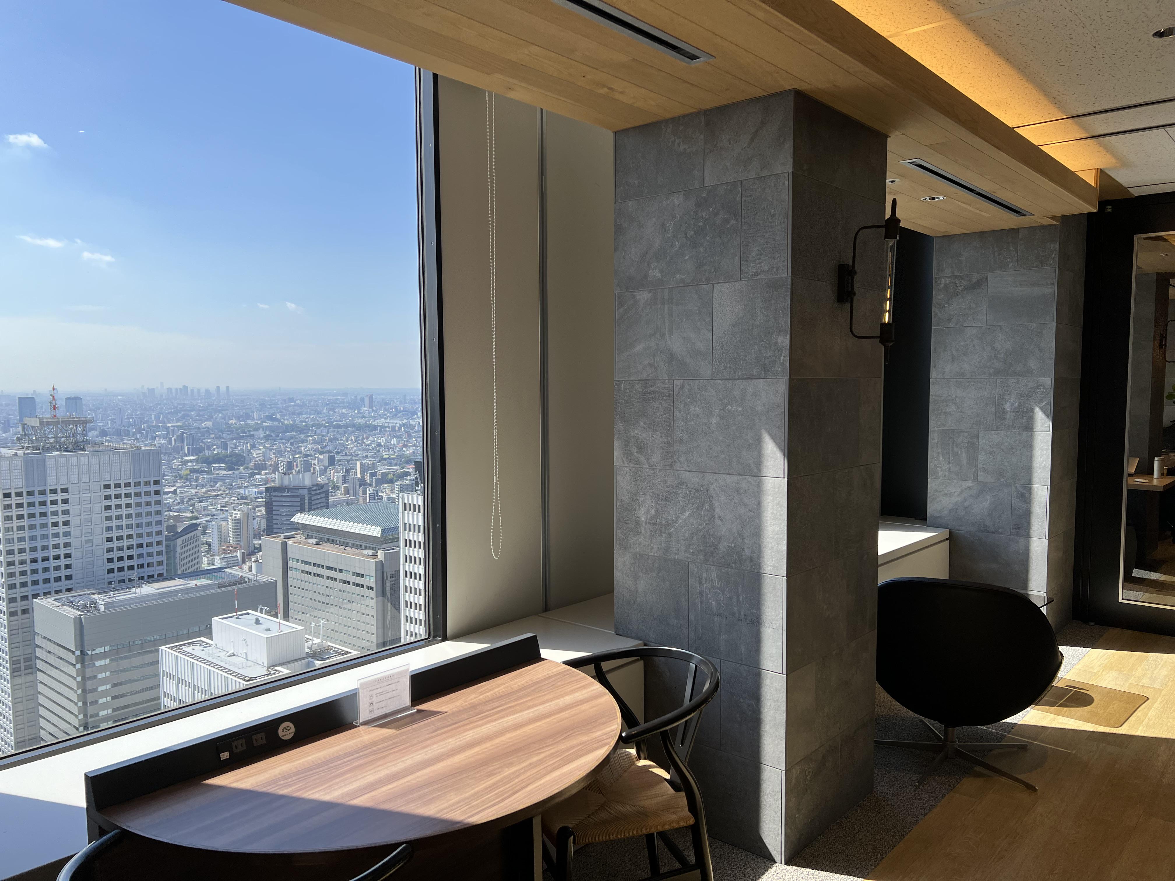 そんな絶景の窓際には仕事・休憩で使えるデスクが。インスピレーションが刺激される。