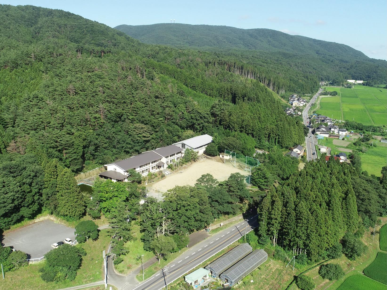 ながとイノベーションセンターは廃校となった小学校を活用した研究拠点で、豊かな自然に囲まれた環境。