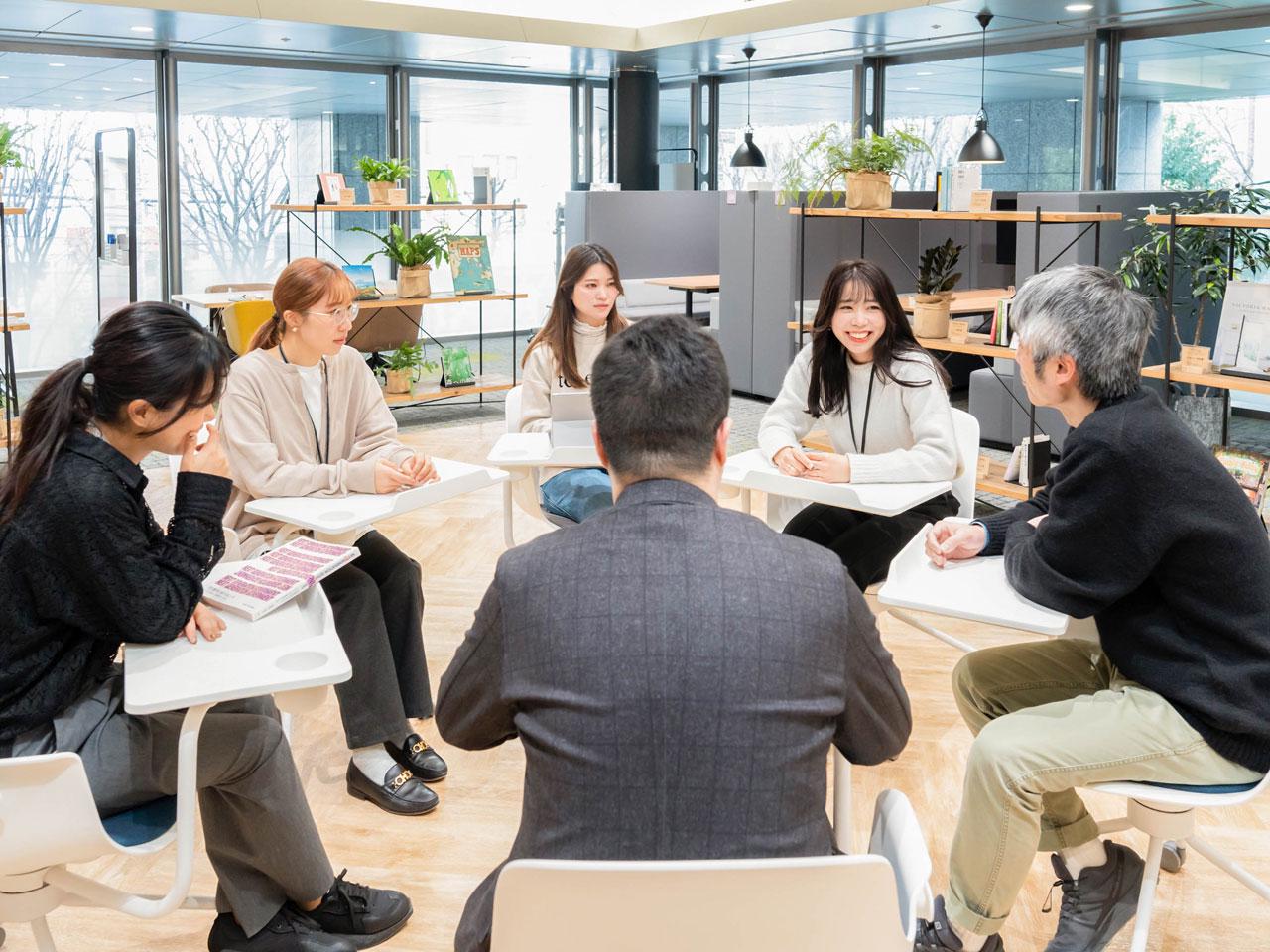 対話を重視して積極的にコミュニケーションを図っていく文化があります。グループ会社同士の横のつながりも増やしながらシナジーを生み出していきます。