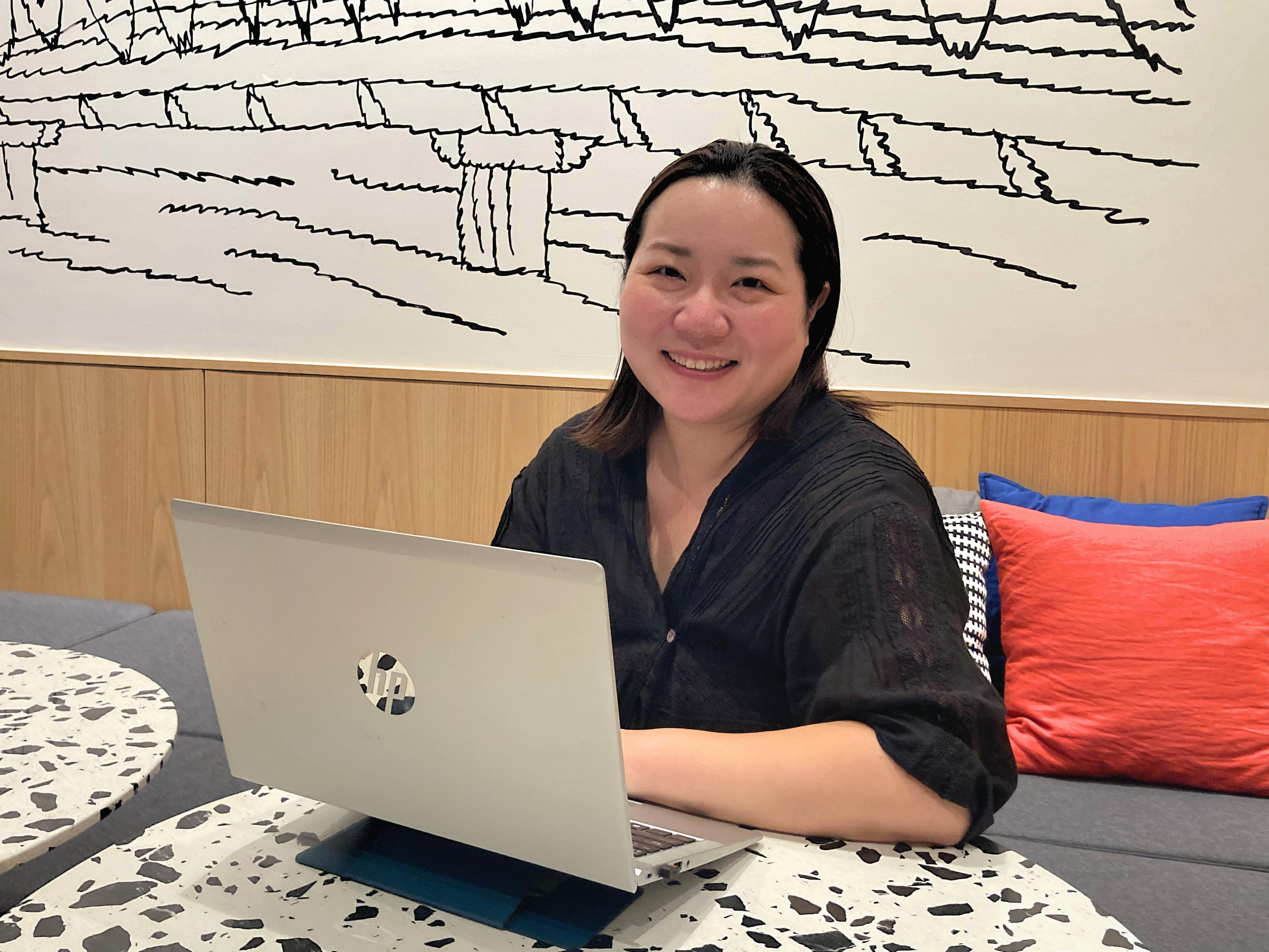 2022/03/14　入社
営業部/アシスタントマネージャー

吉積情報に入社を決めた理由としてコアマインドとして掲げているH+HTTPSに共感した点です。
採用面接を受けながら社員の皆様から受ける印象や言葉にギャップを感じなかったのは大きな要因の一つです。
また、一緒に働くにあたって、その人の人柄などポテンシャルを重視していると言って頂けた点が、業界未経験者の私でもやっていけるかもしれないと思ったのも決め手の理由です！