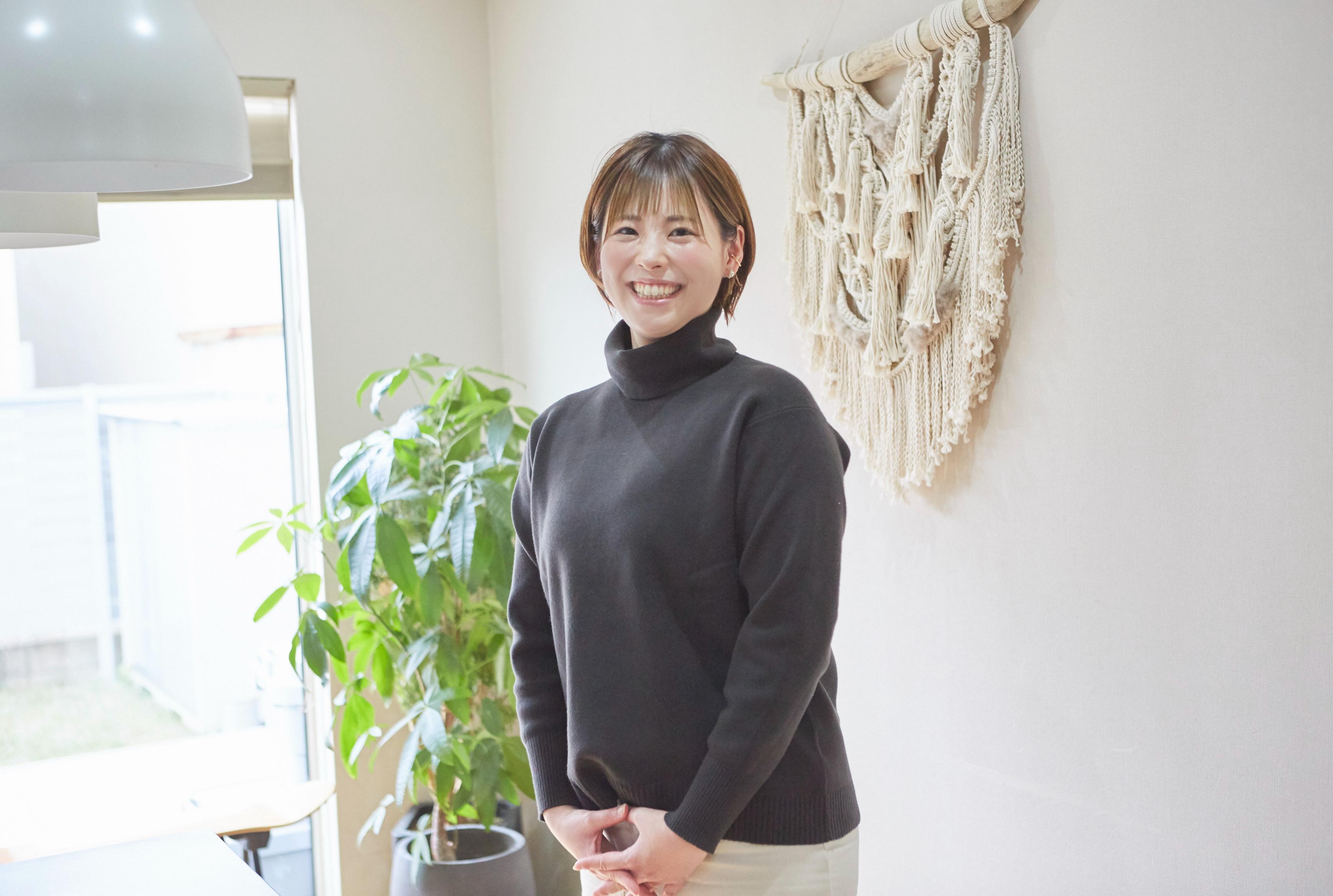 2022/09/01　入社
マーケティング部/部長

吉積情報に入社を決めた理由としてまずは、フルリモートワークが可能なことです。
関東以外に住んでいる＋育児中のため、リモートワークができて、時短勤務をさせてもらえる会社がないか探していましたが、そういった会社がそもそもあまりなく、そんな中で吉積情報と出会いました。
もう一つの決め手として「女性であること」や「時短であること」「遠隔地勤務であること」のハンデを感じない会社であると思ったのも入社の決め手です！