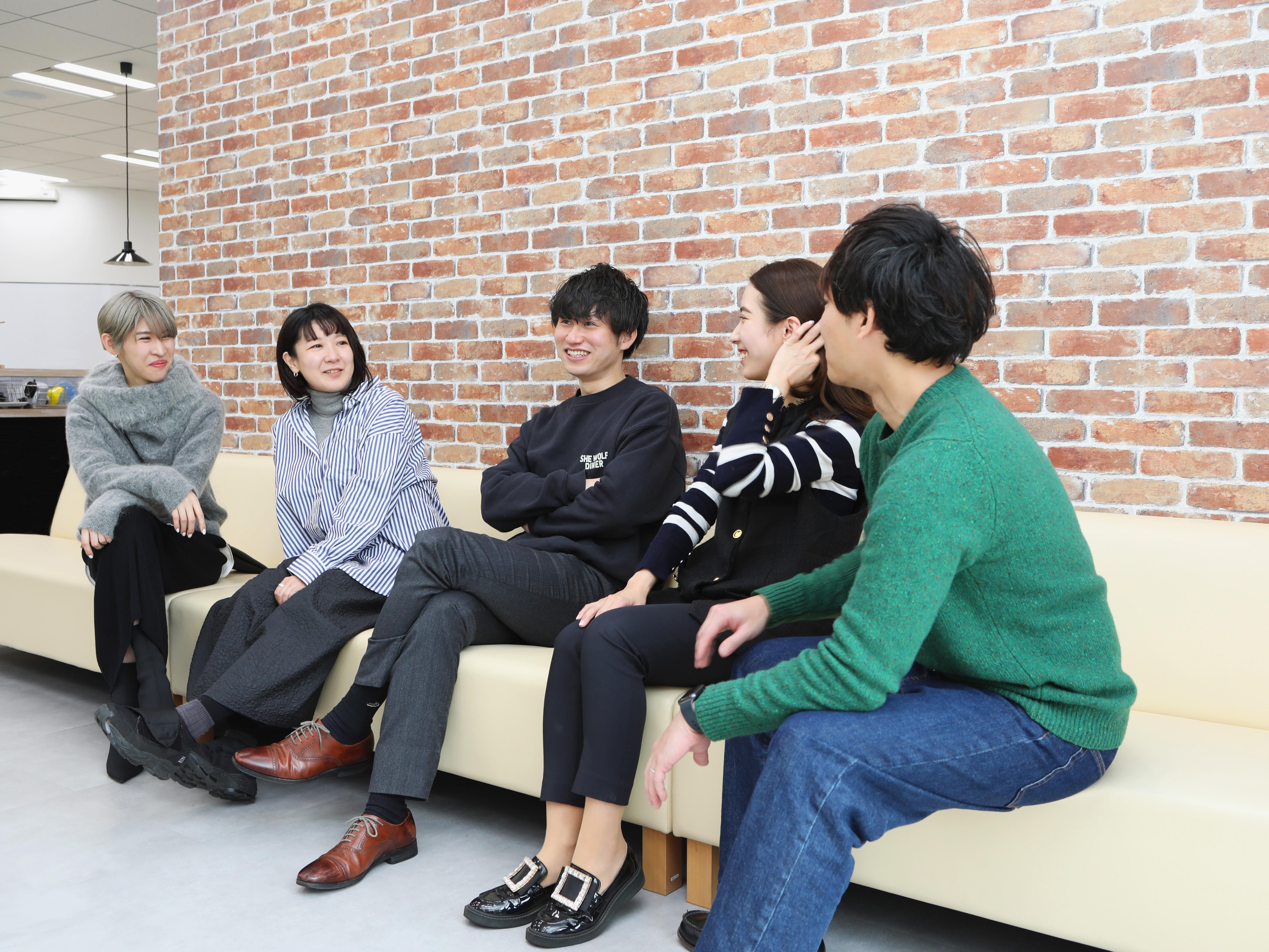 社内ではコミュニケーションスペースがあり、フランクな交流が可能。社内・社外も含めた勉強会や交流会なども不定期に開催しています。