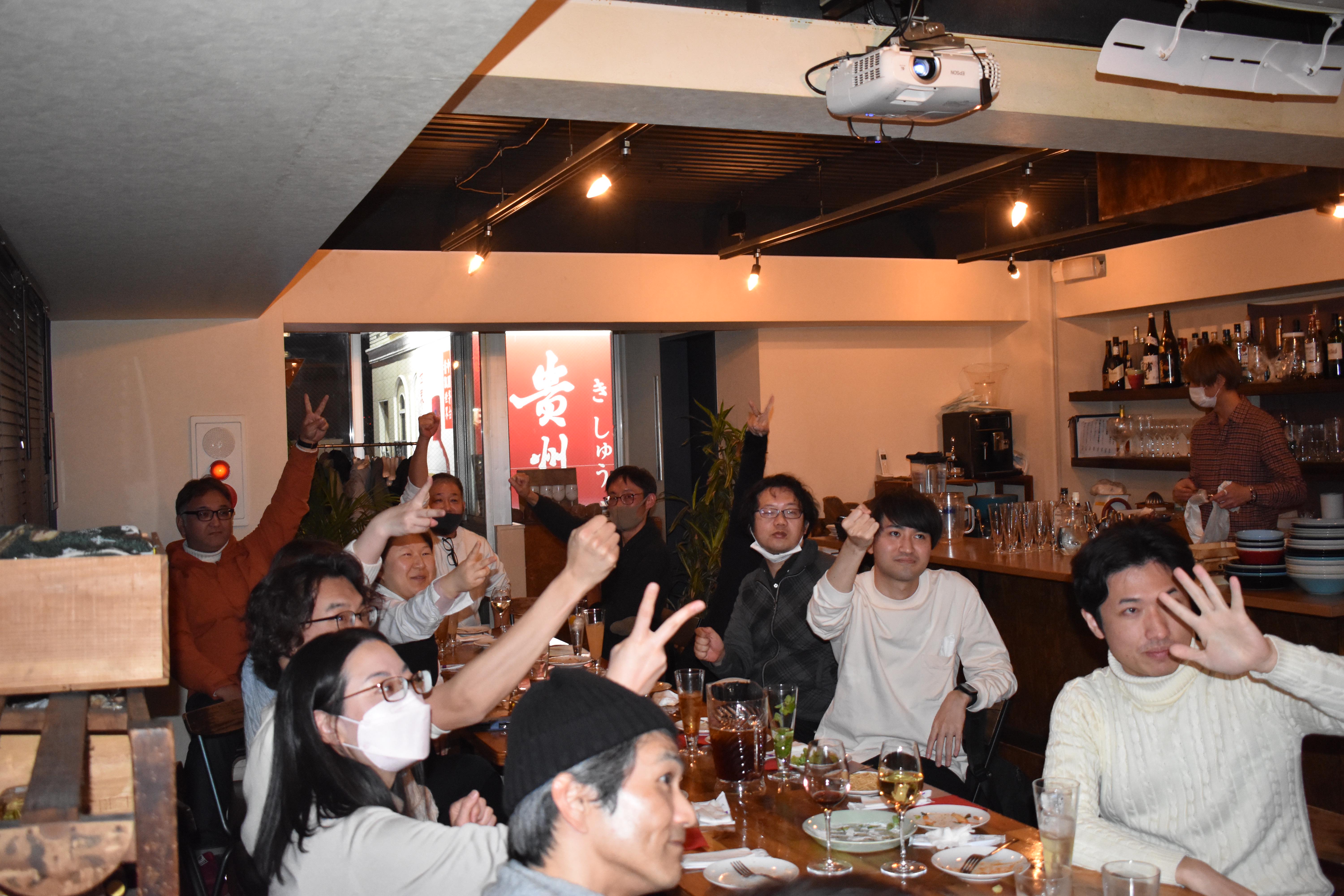 『懇親会の一場面』
景品をかけて代表とジャンケン大会！
皆さん負けじと大盛り上がり！！