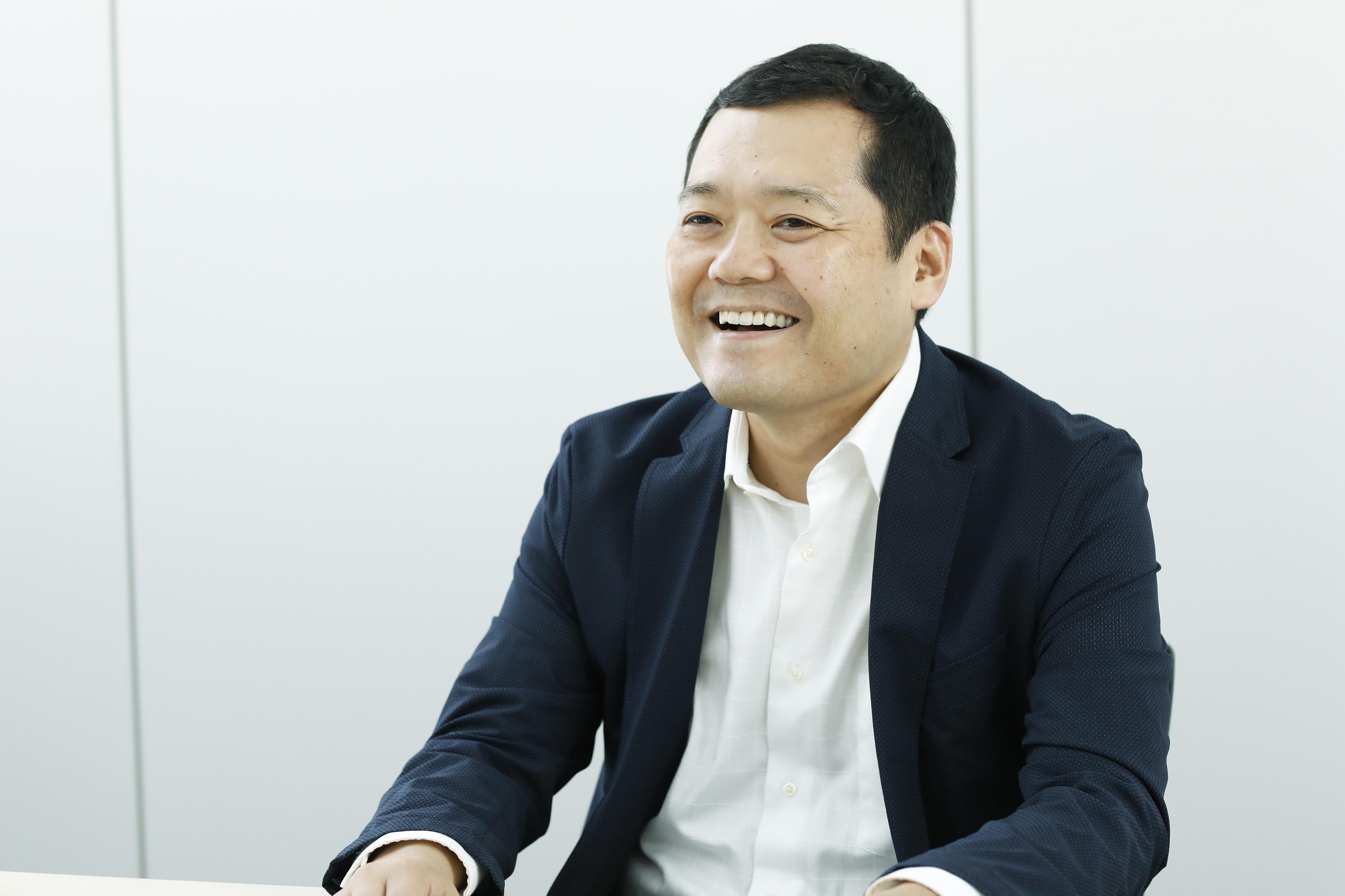 早稲田大学政治経済学部の出身、学生時代から株式会社リクルート（当時）の事業に携わり、経営者になることを目指していた代表・信太明によって設立された。